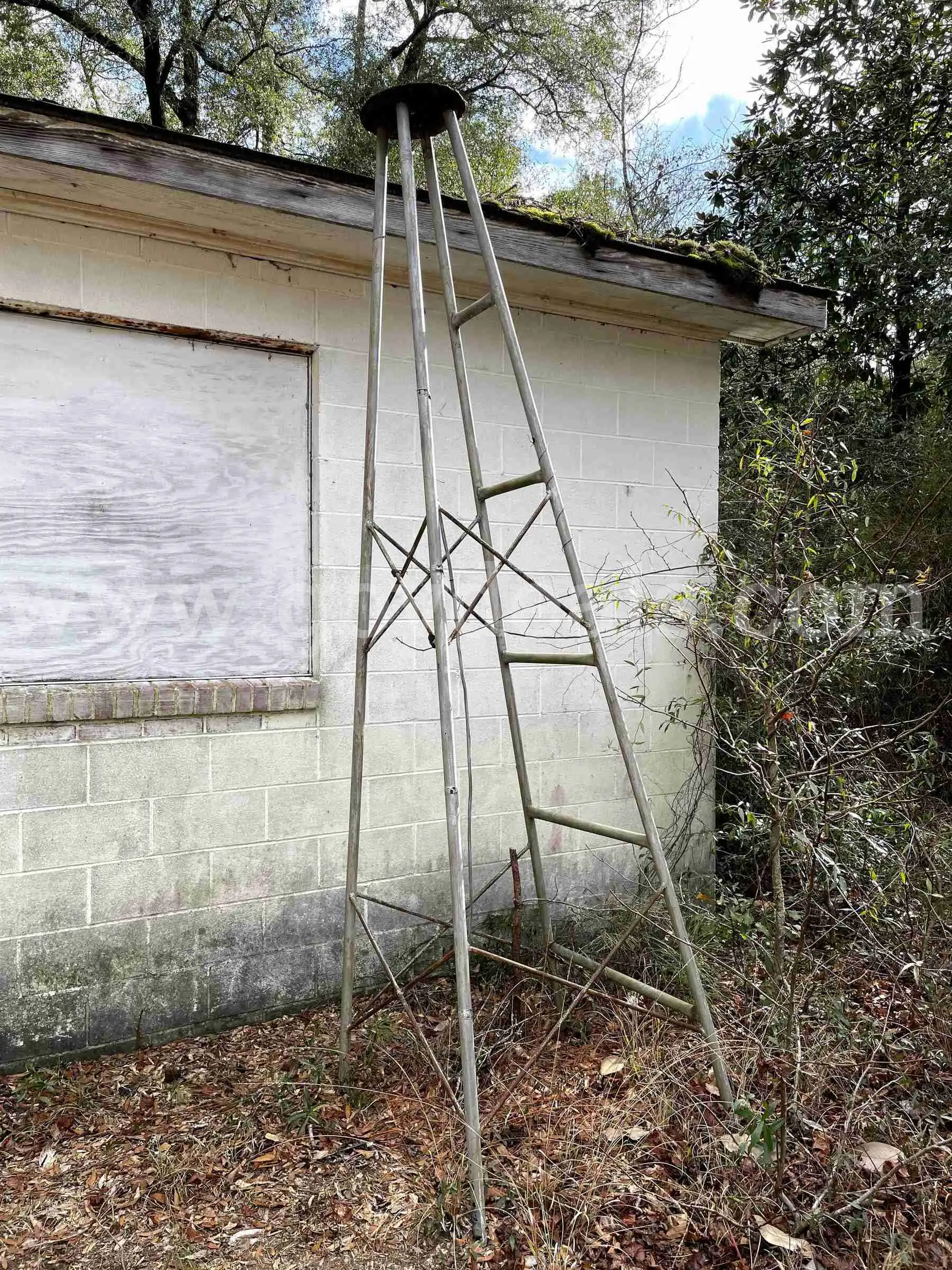 Metal Tower with 4 Legs