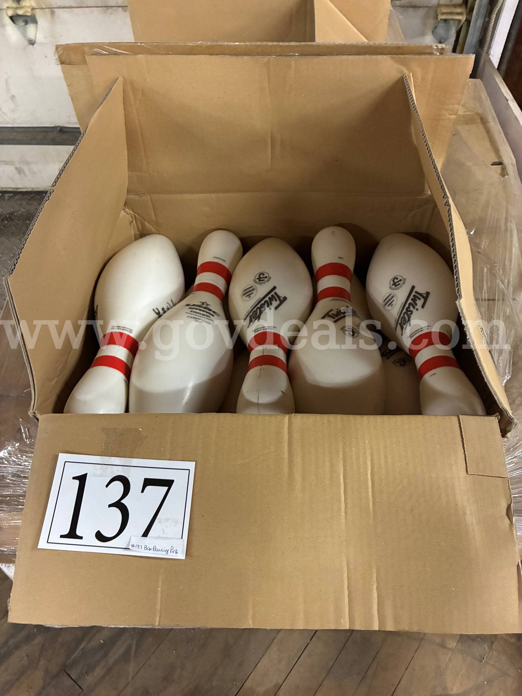 BOWLING PINS PLASTIC BOX OF BOWLING PINS ARTS AND CRAFTS SHOOTING BOWLING