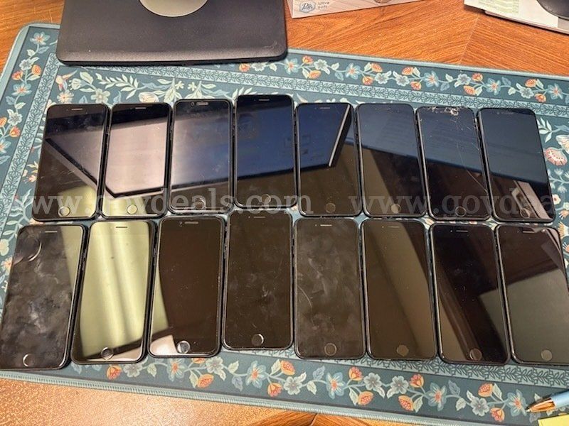 LOT of 18 iPhones in Working Condition