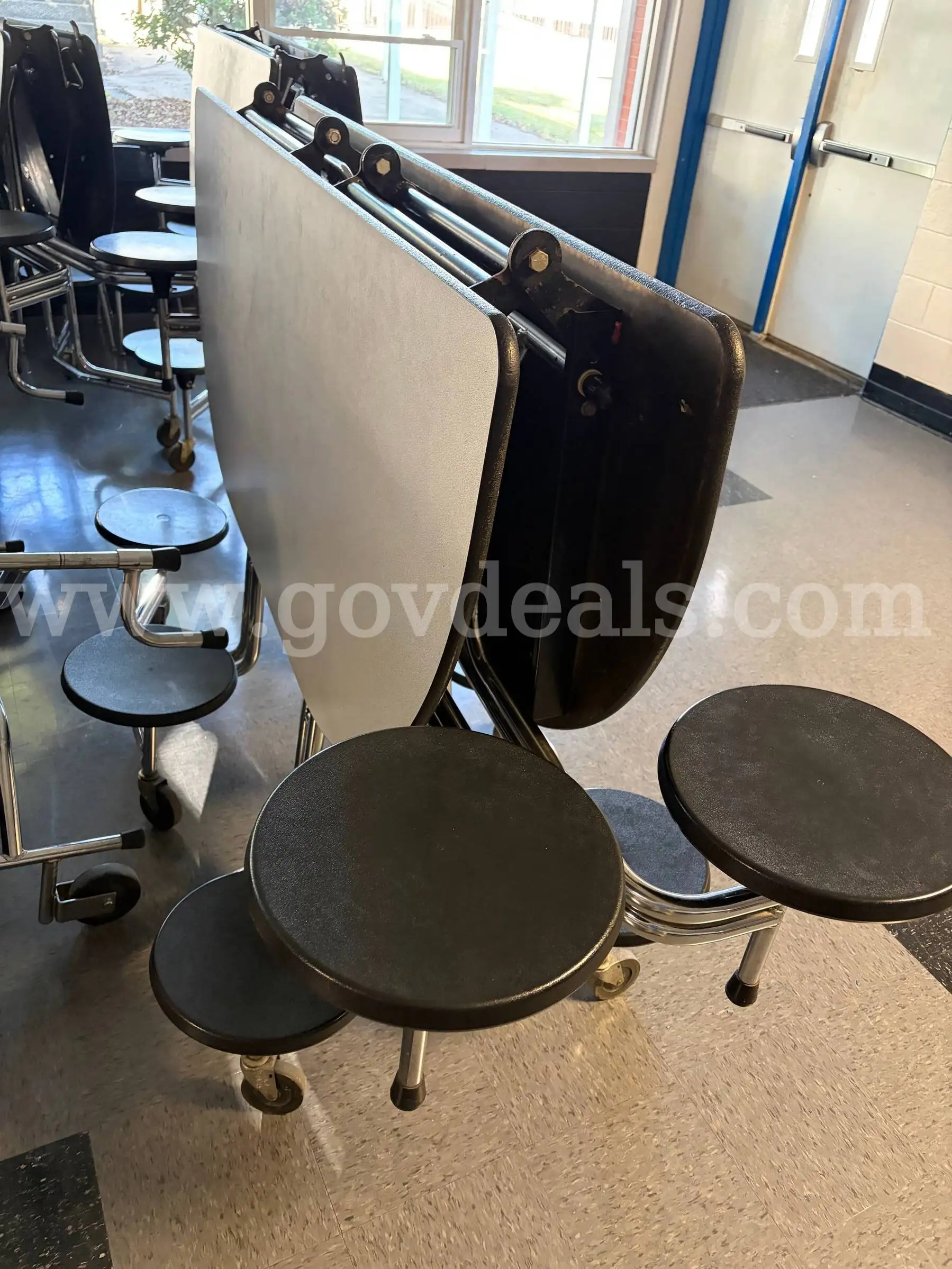 16 Round Lunchroom Tables