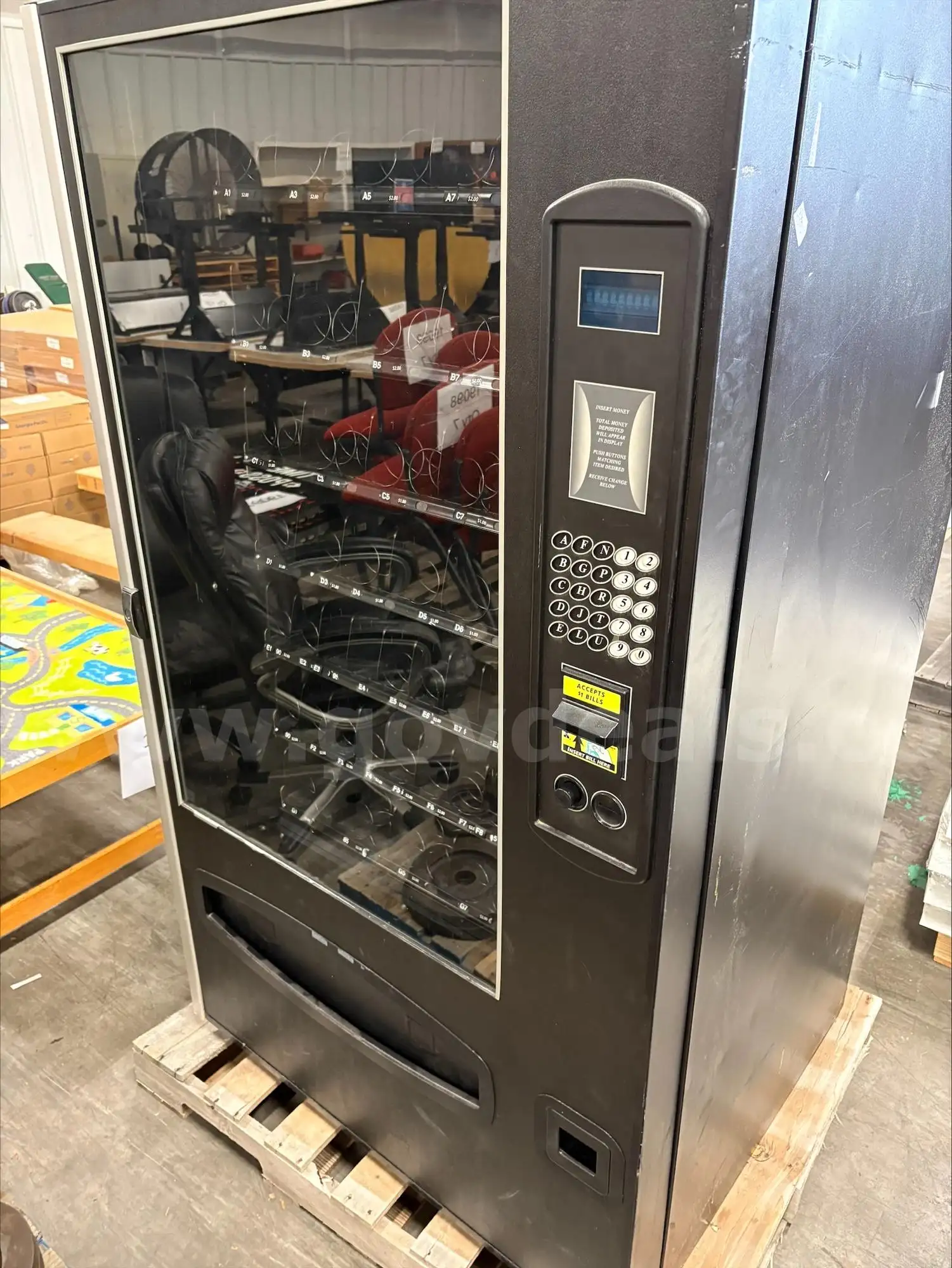 SNACK VENDING MACHINE (DOES NOT WORK AND NO KEY)