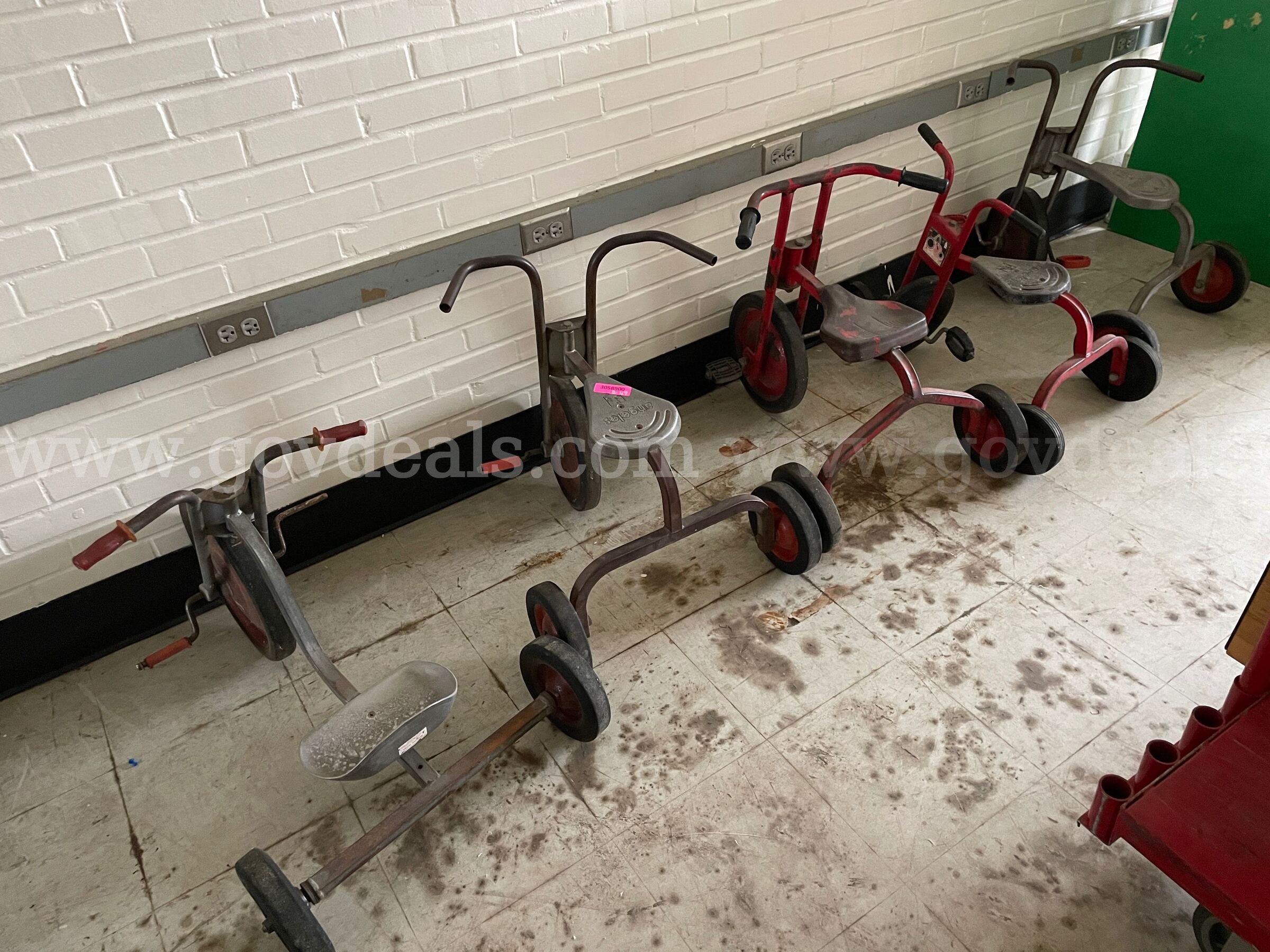 (5) Antique tricycles