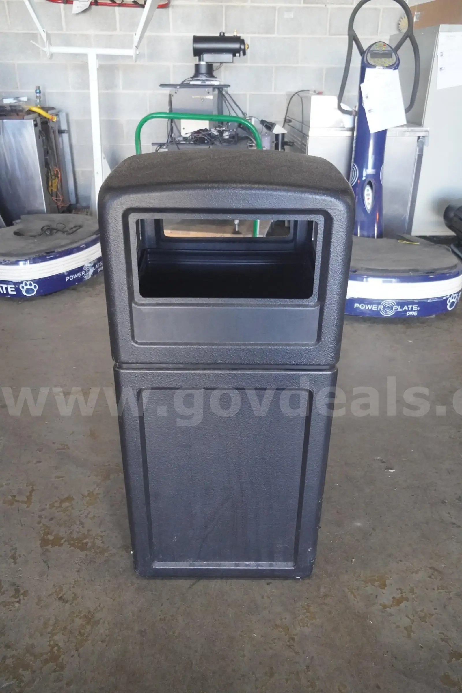 Commercial Zone Products Garbage Can