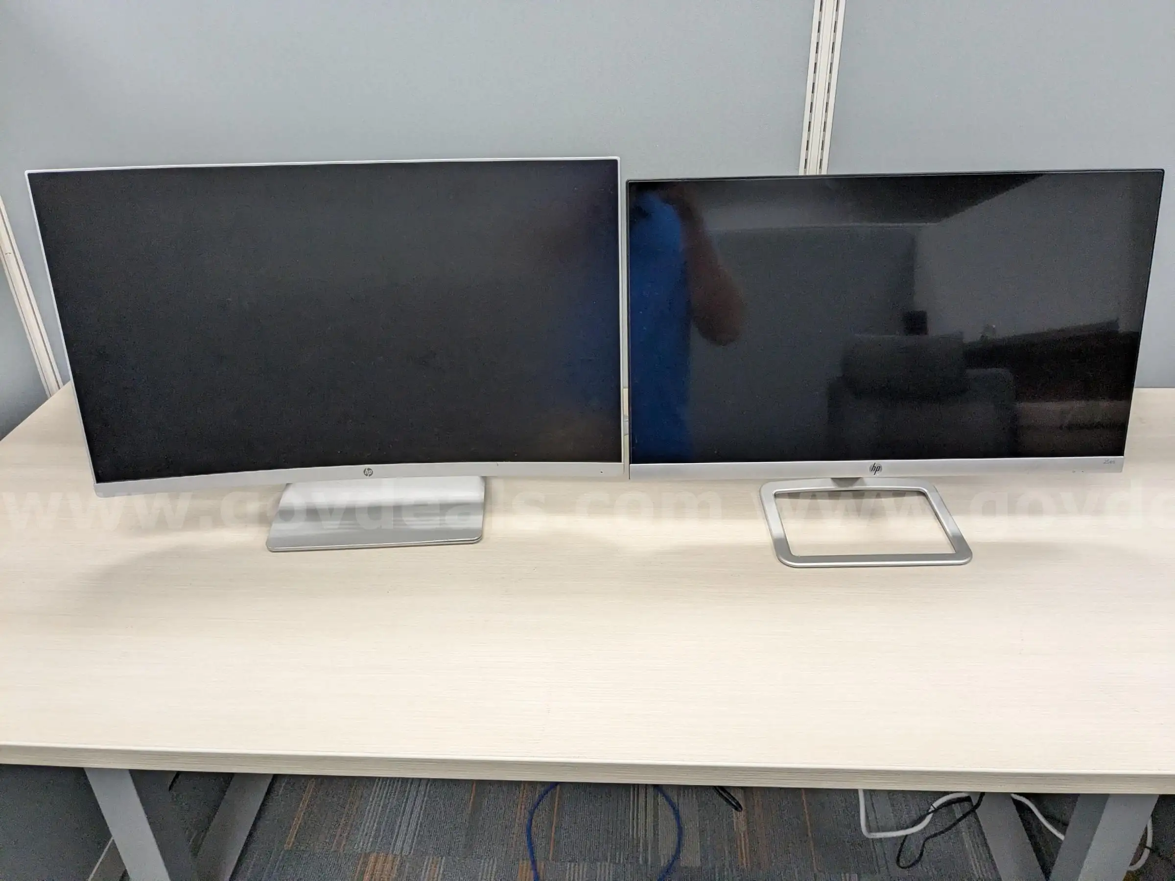 Lot of 2 HP Monitors