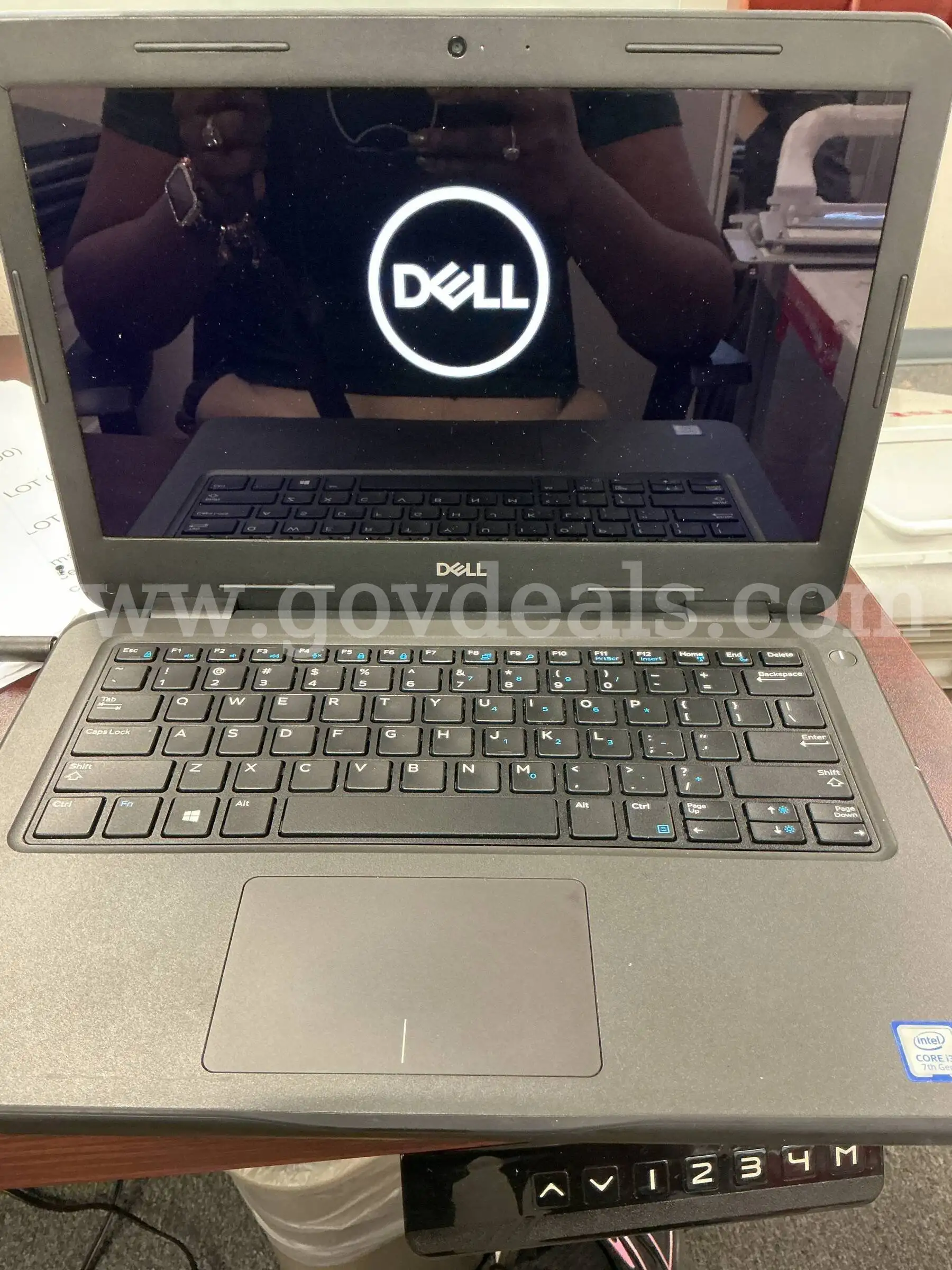 DELL LAPTOPS - 15 UNITS - POWER ON