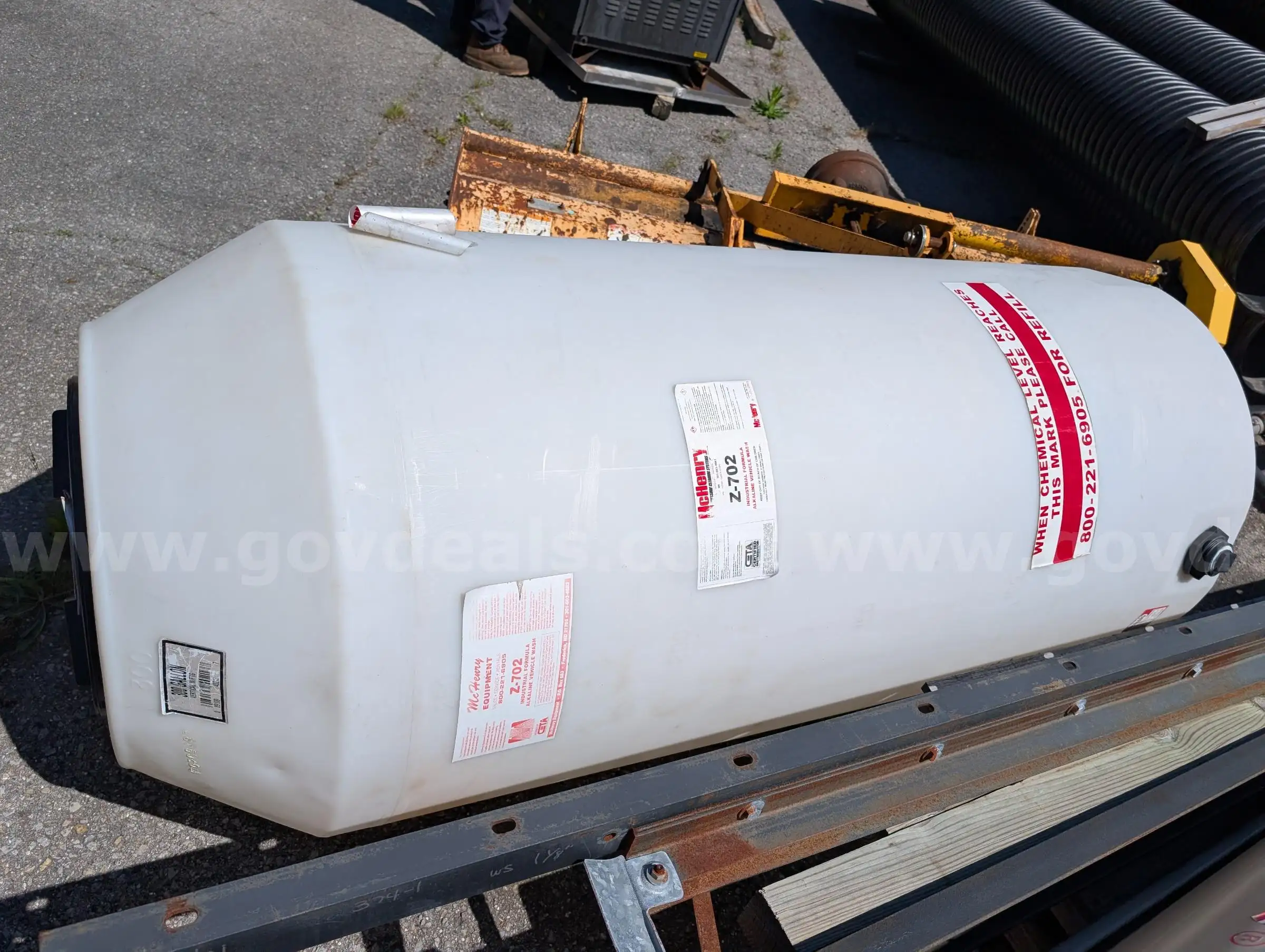 (1) plastic tank & (1) pressure washer.