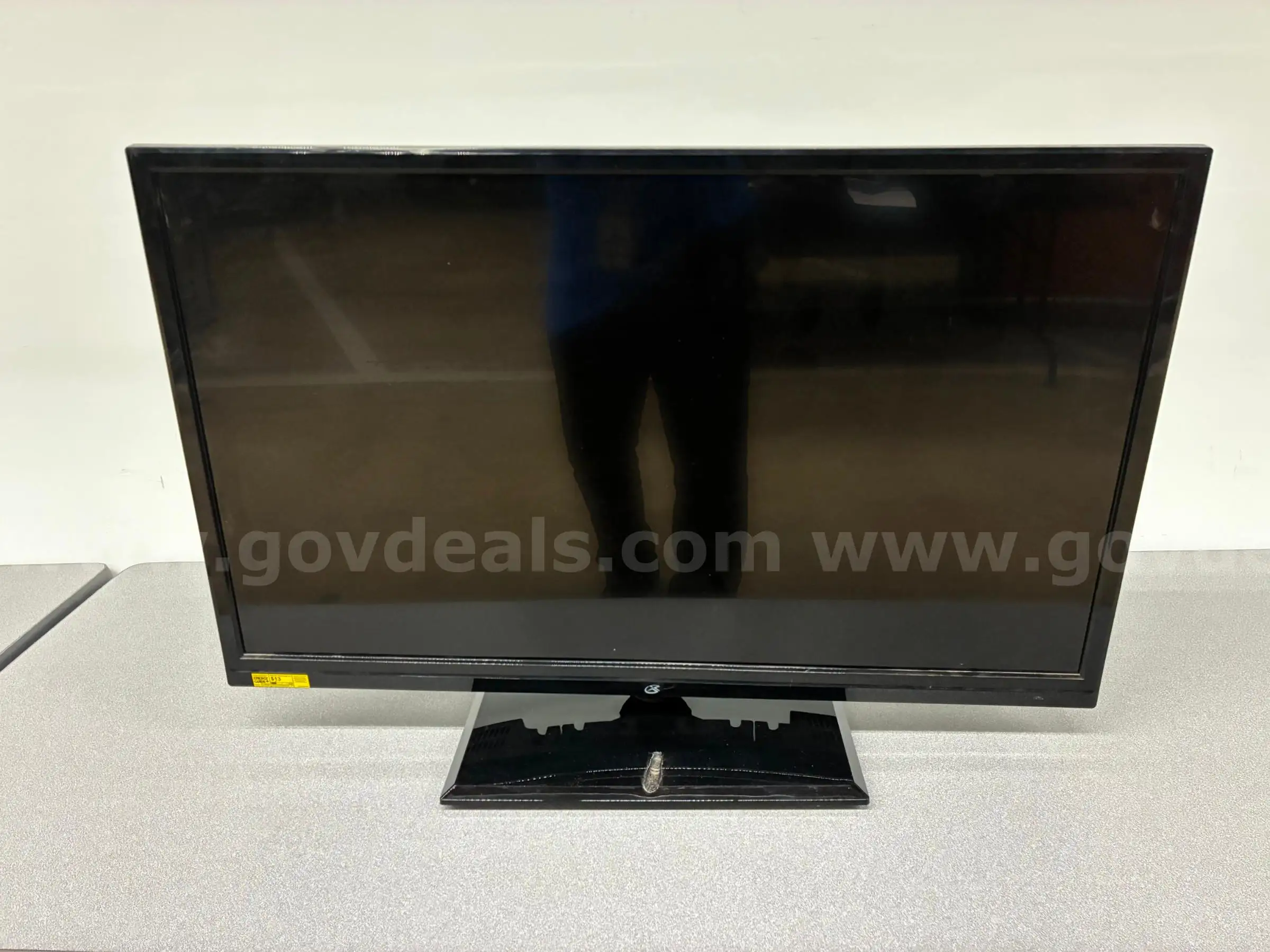 (1) TV with DVD PLAYER