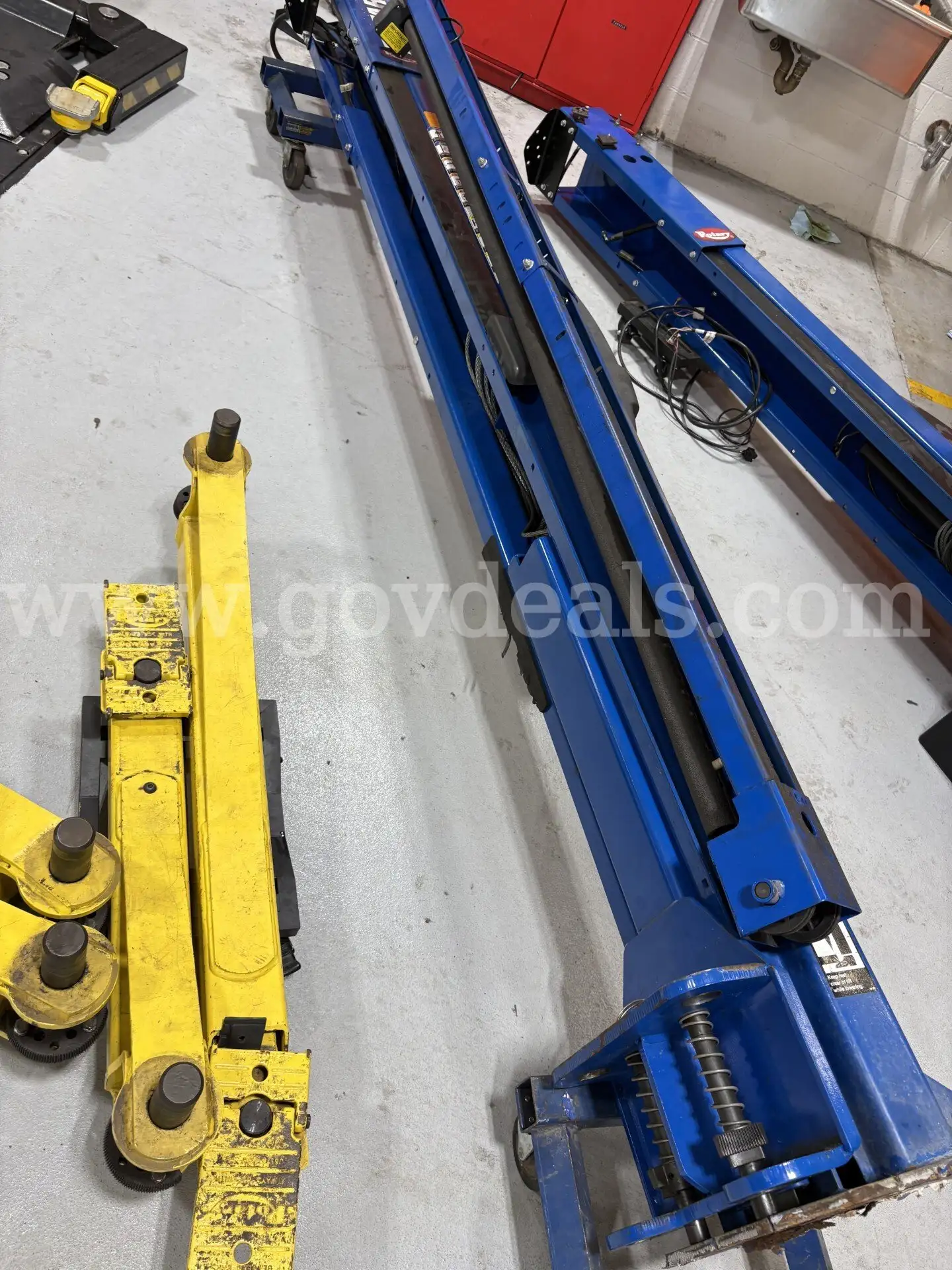 2 Post Vehicle Lift