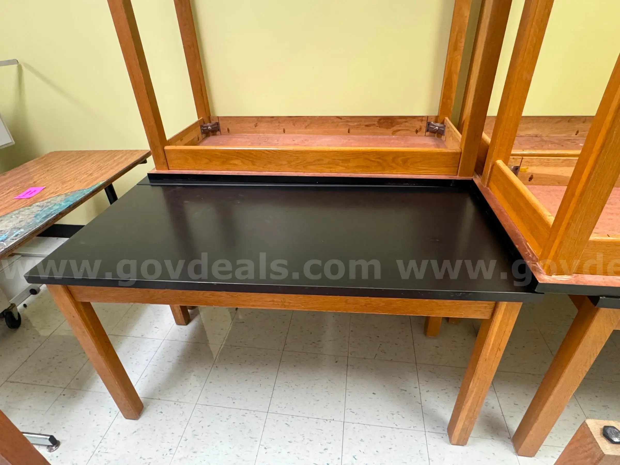 10 science tables (Lot C)