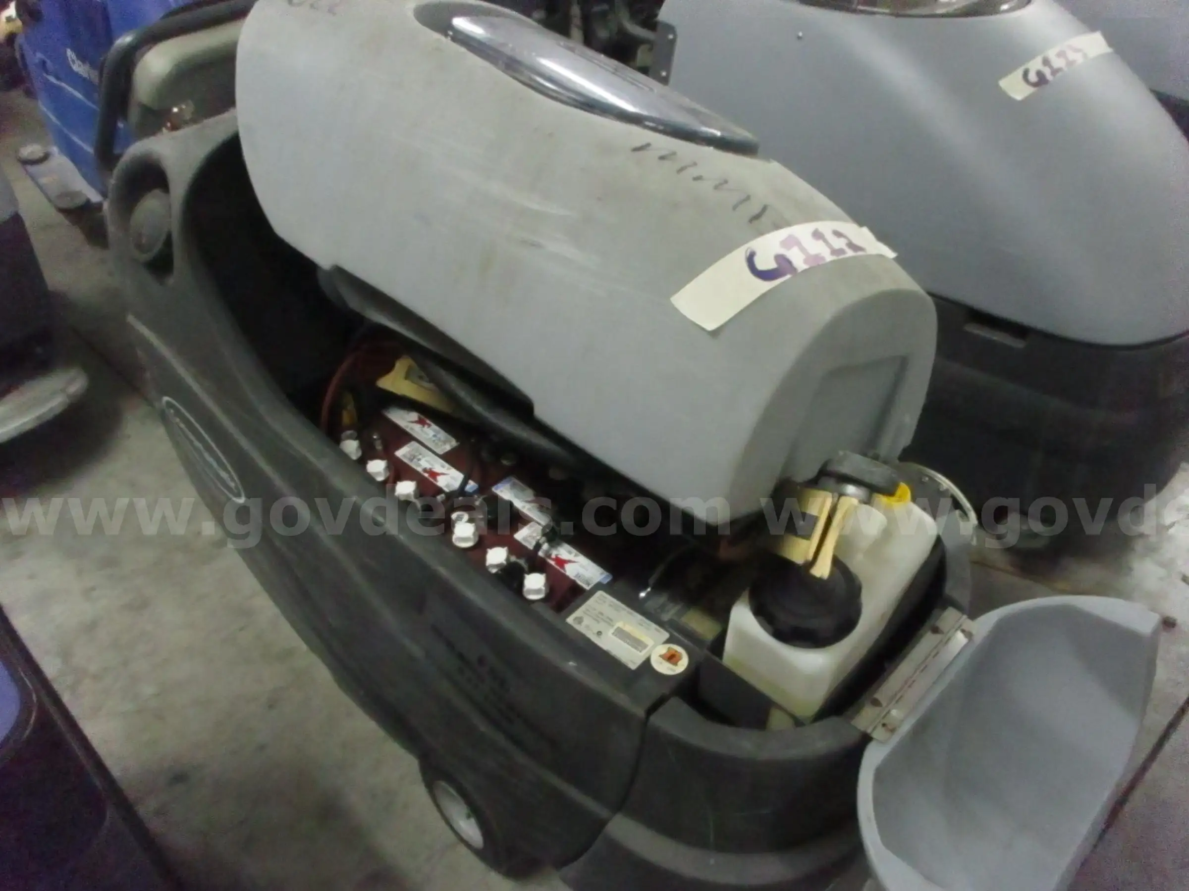 FLOOR MACHINE CONVERTAMATIC AXP LOT 6112 AR27007637-020