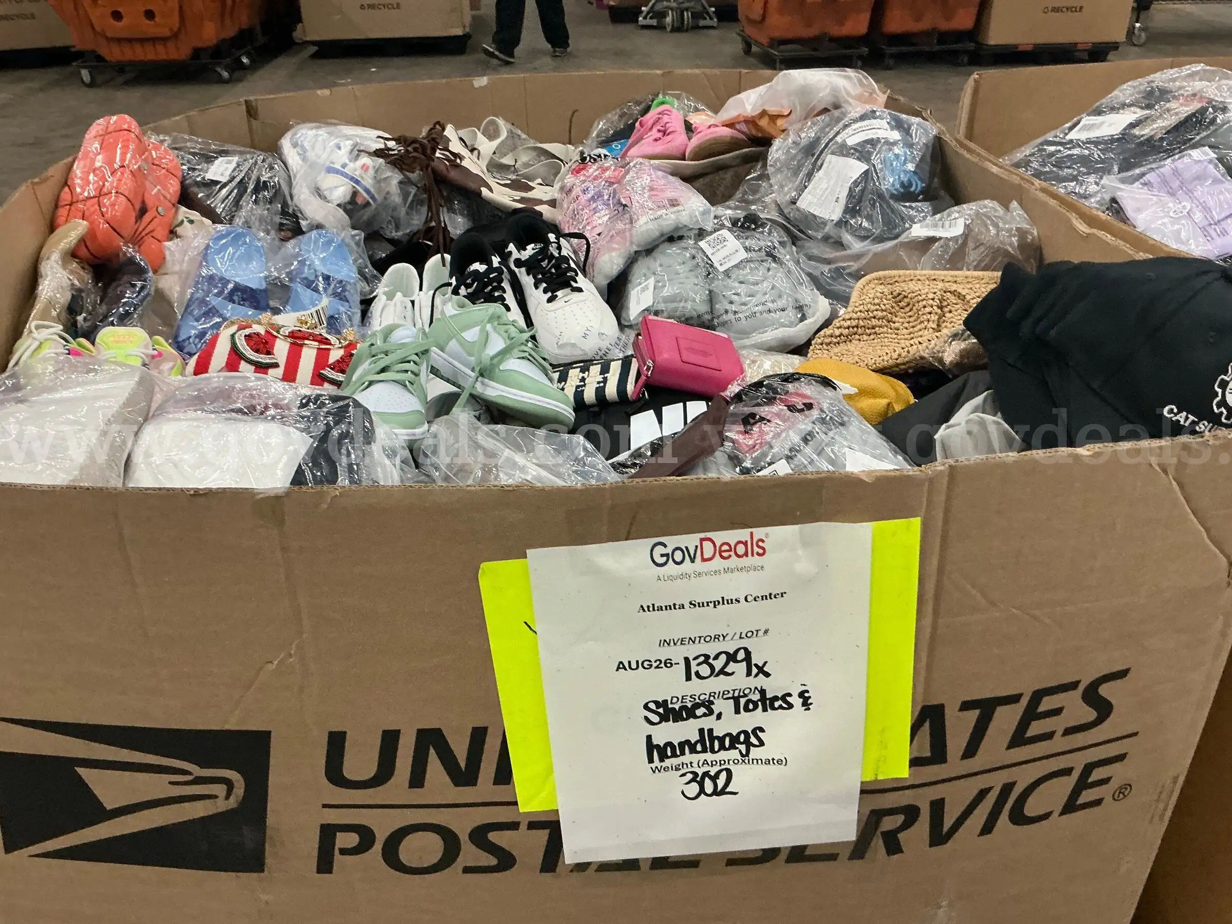 Apparel Manually Sorted Shoes Handbags and Totes (AUG26-1329X)