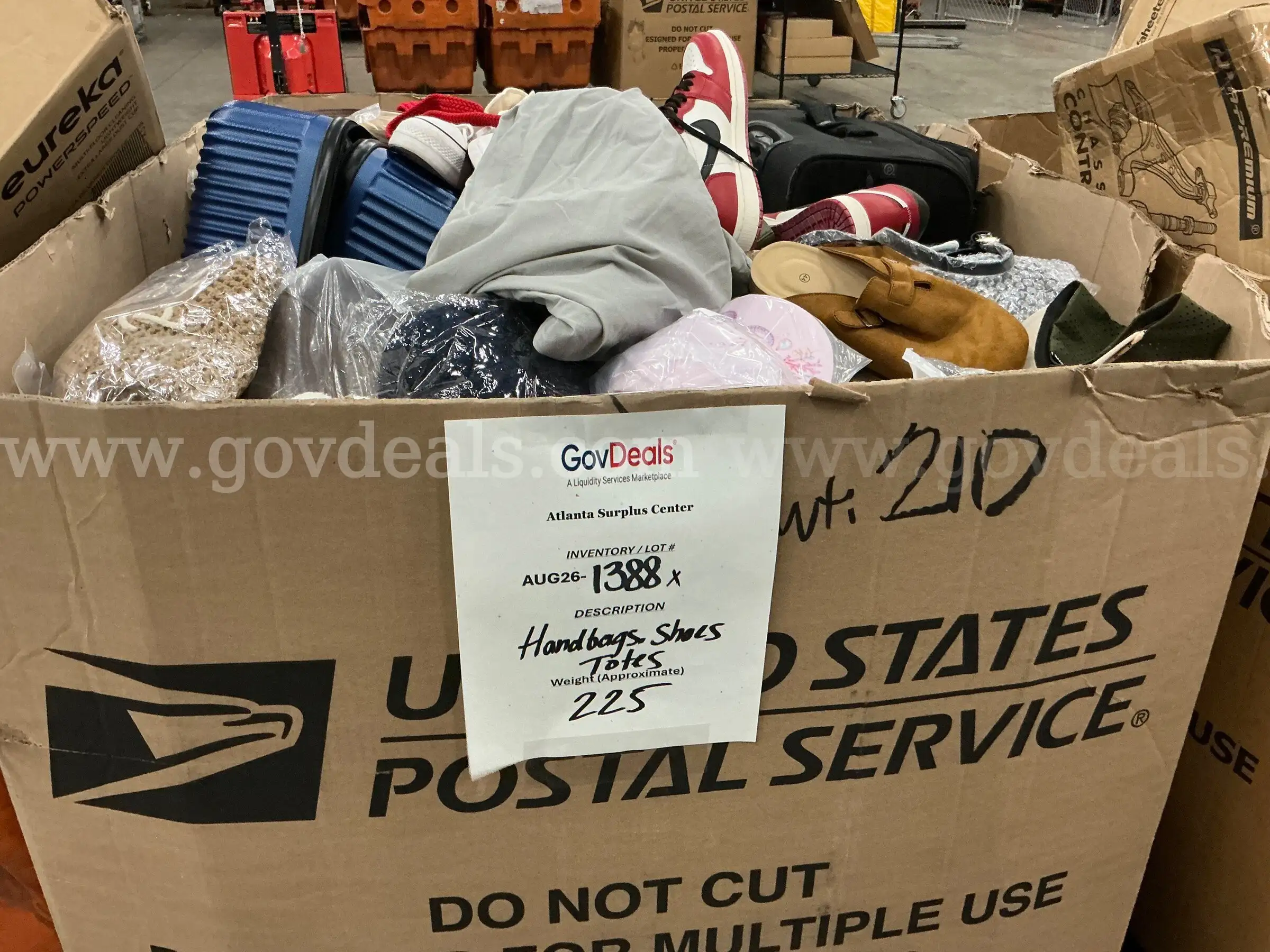 Apparel Manually Sorted Shoes Handbags and Totes (AUG26-1388X)