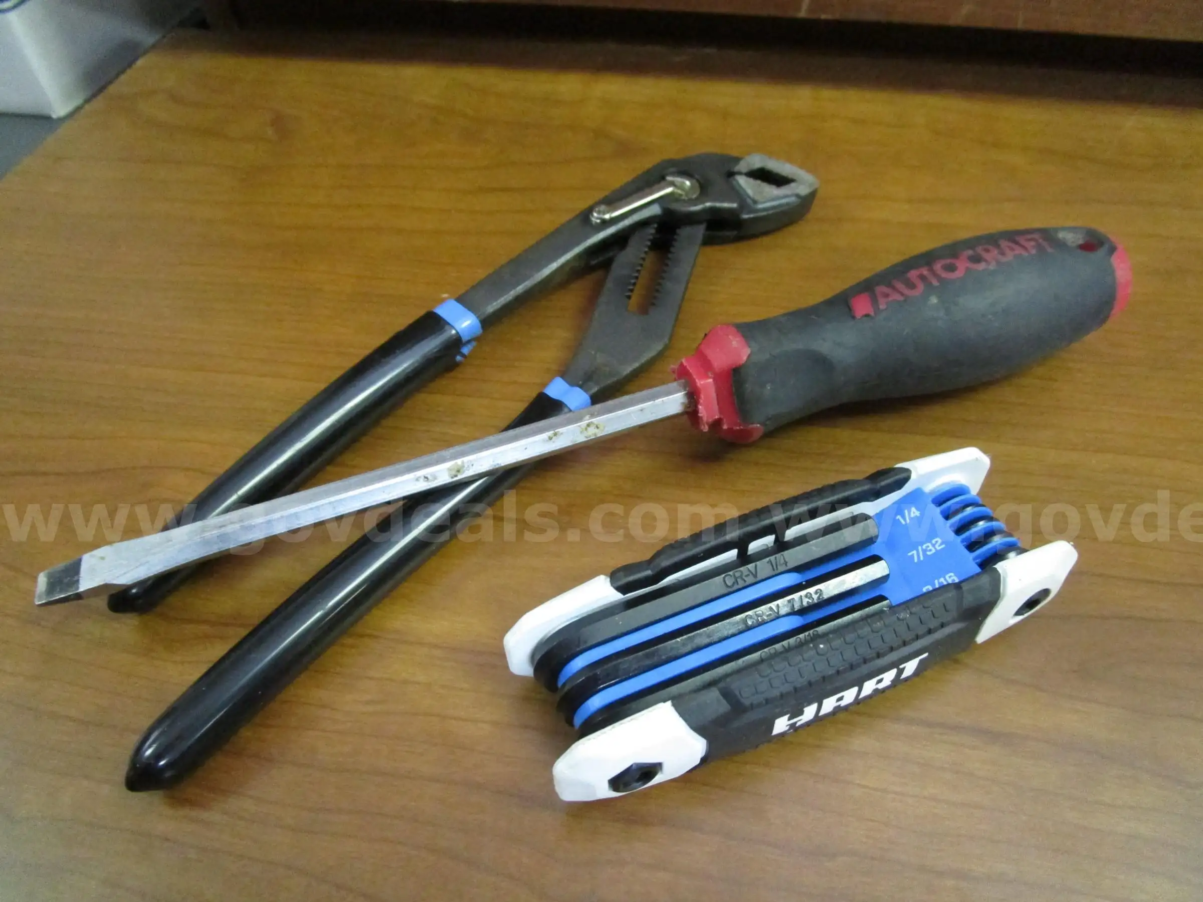 (3)USED TOOLS 1-AUTOCRAFT SCREWDRIVER 1-HART LOCKING GROOVE JOINT PLIERS 1-HART 9-PIECE FOLDING HEX