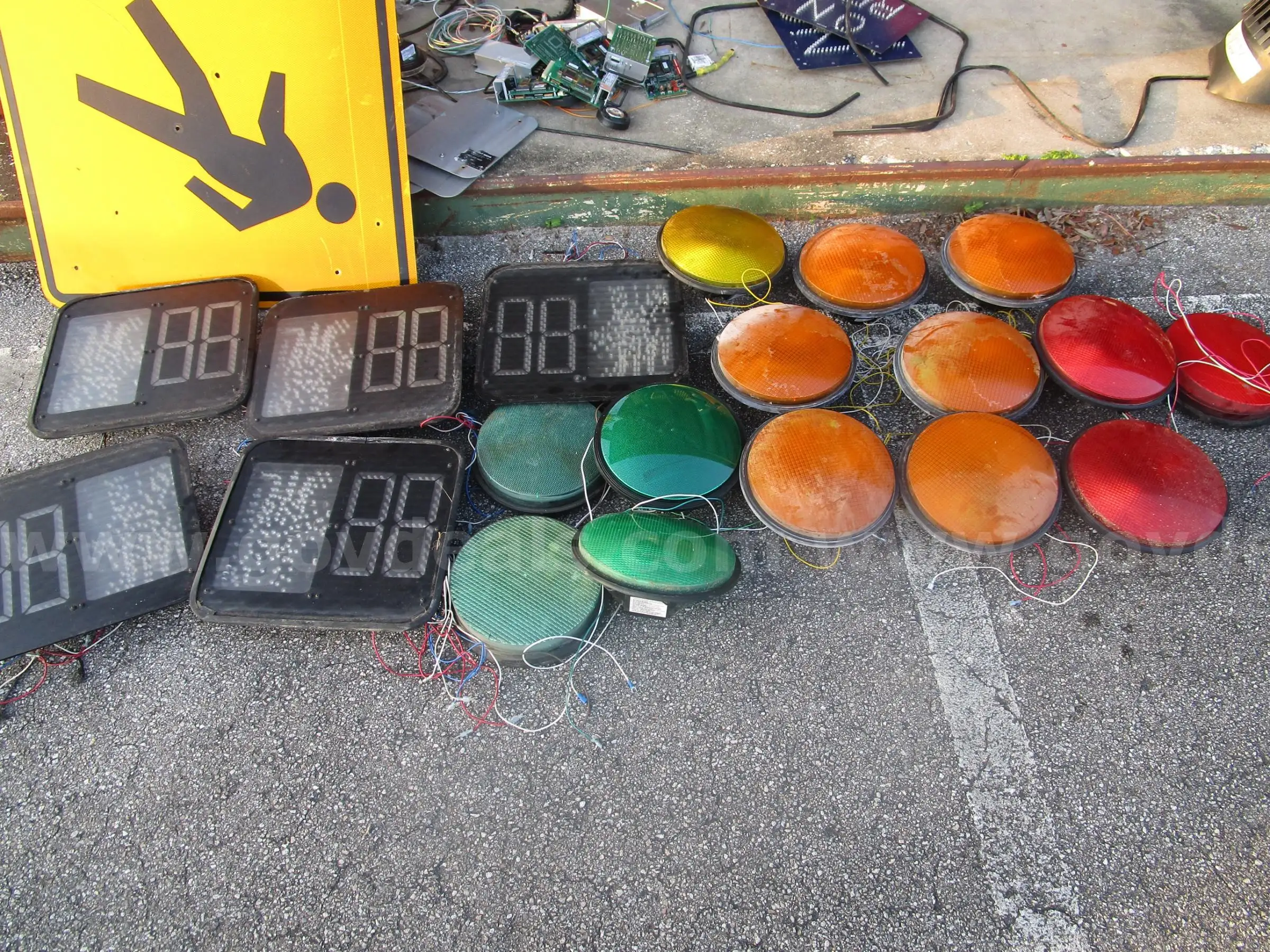 (19) USED TRAFFIC LIGHTS AND SIGNALS