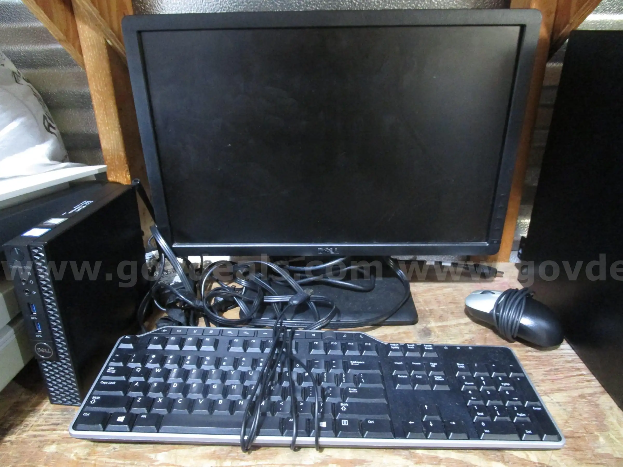USED DELL OFFICE COMPUTER SET (1) 19 DELL MONITOR (1) DELL OPTIPLEX MICRO 3060 (1) DELL KEYBOARD (1)