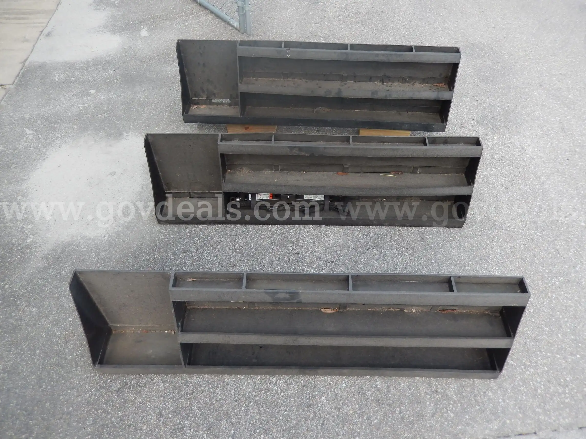 USED (3) BLACK PLASTIC BEHIND THE SEAT TRUCK CAB ORGANIZER (1) SCISSOR JACK
