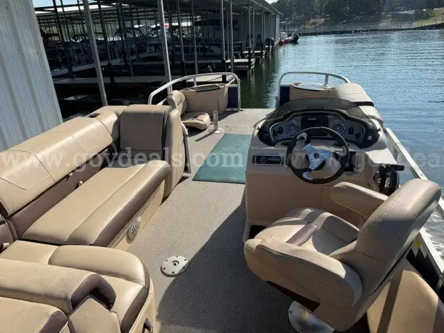 FISHING PONTOON BOAT 22FT