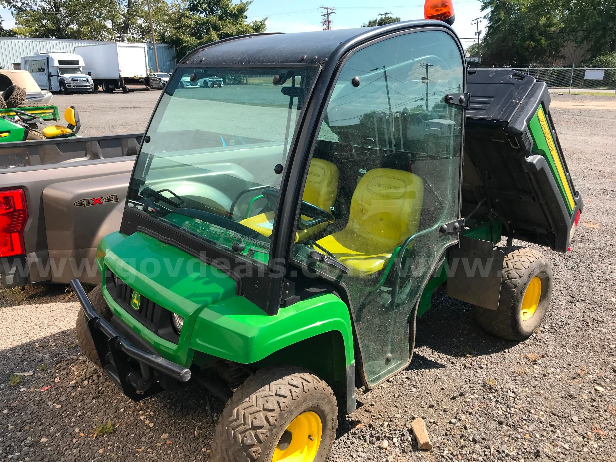 JOHN DEERE GATOR 4X2 2 WHEEL DRIVE WITH CAB.