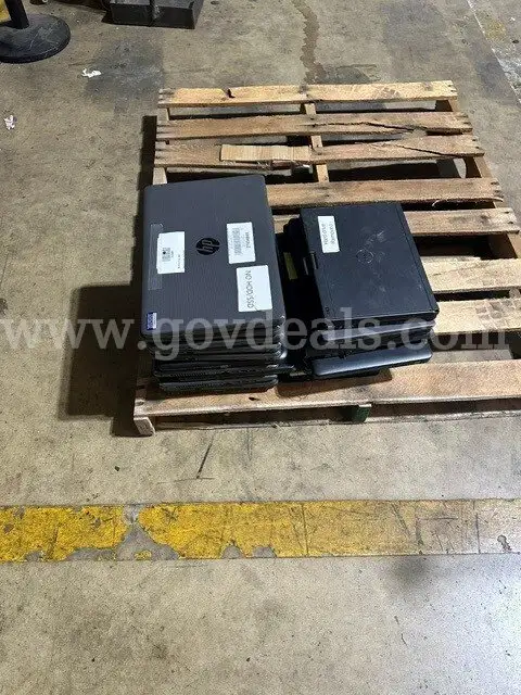 LOT OF LAPTOPS ON 1 PALLET