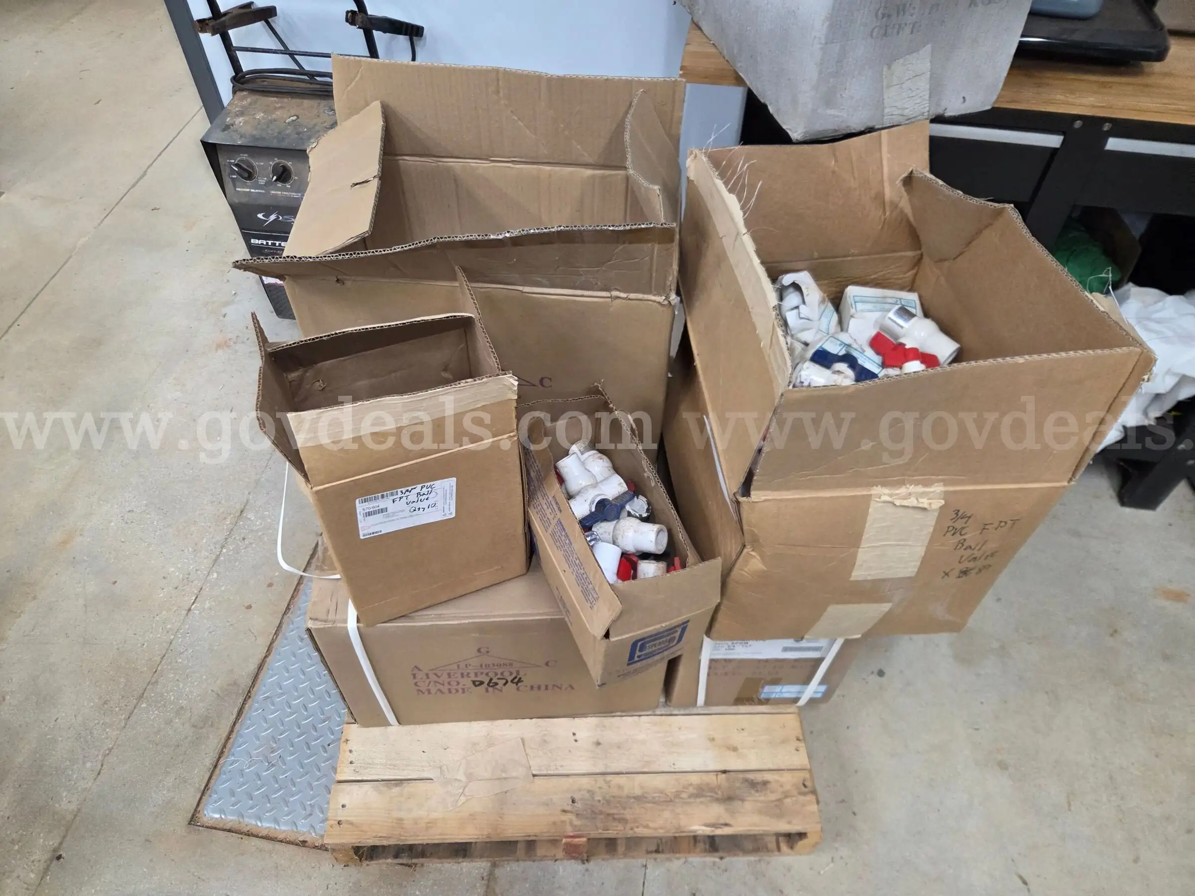 Lot of 457 New 3 4 Schedule 80 PVC Threaded Ball Valves
