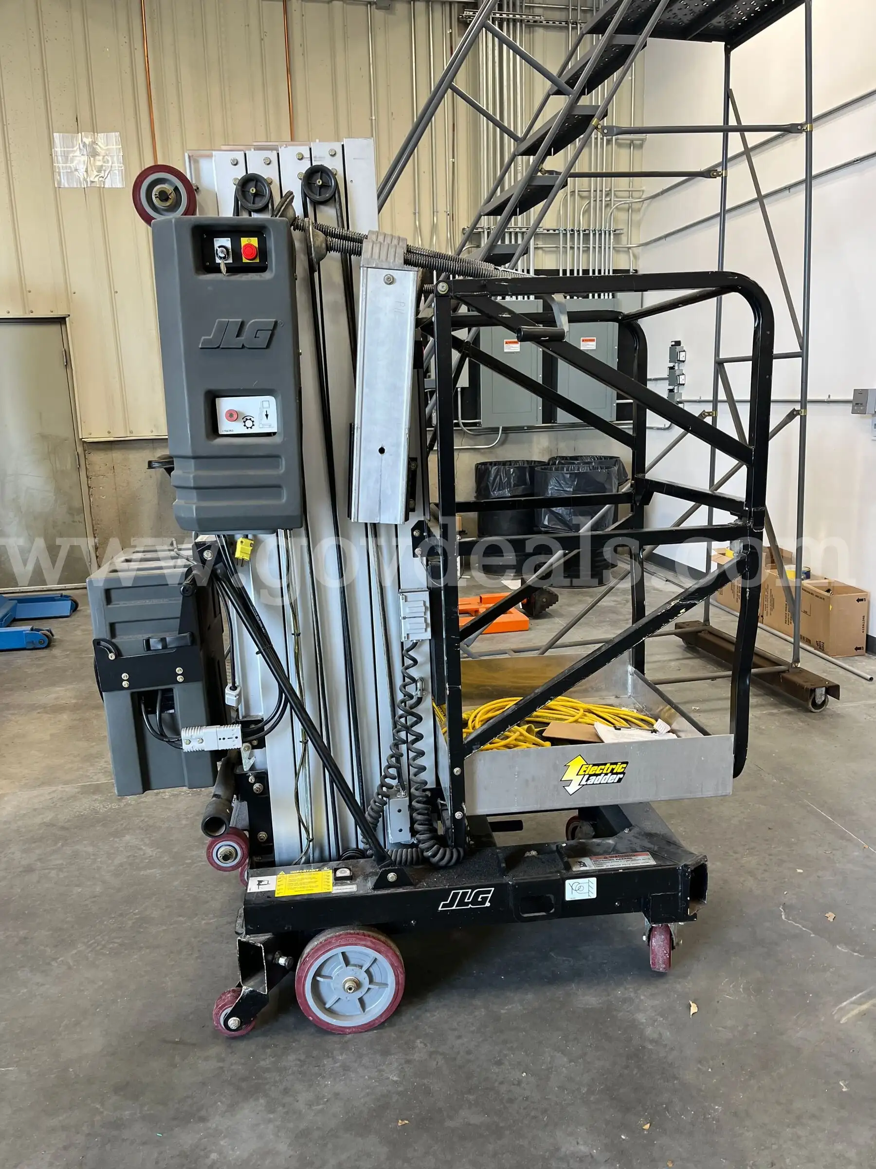 2000 JLG Industries 25AM