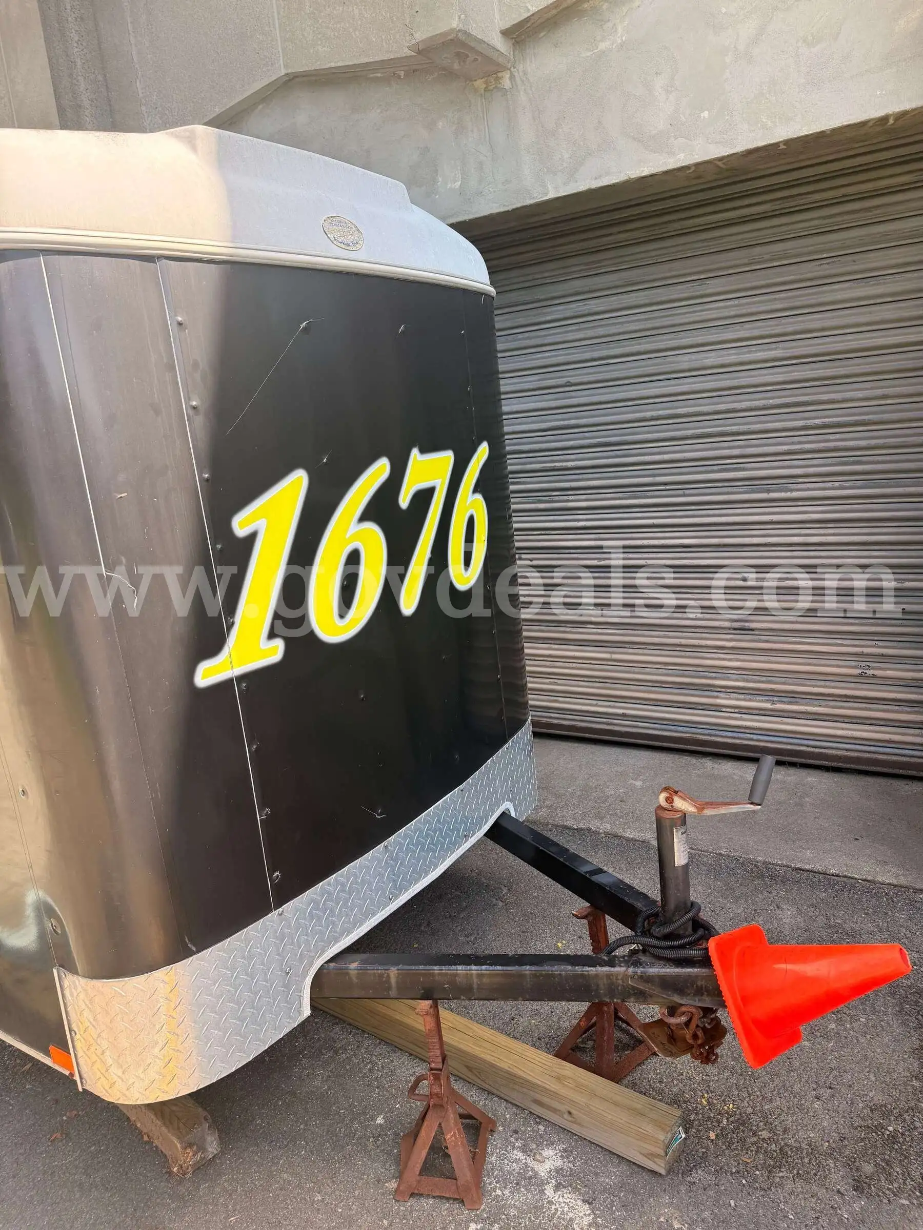 Enclosed utility trailer