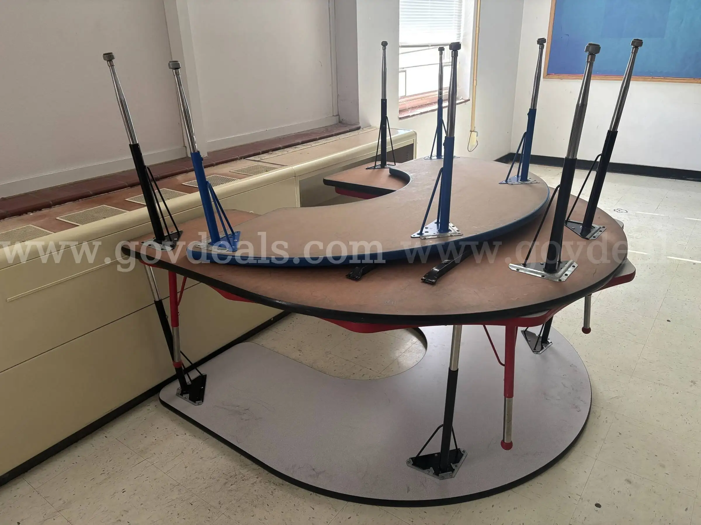 4 Horseshoe Kidney Tables