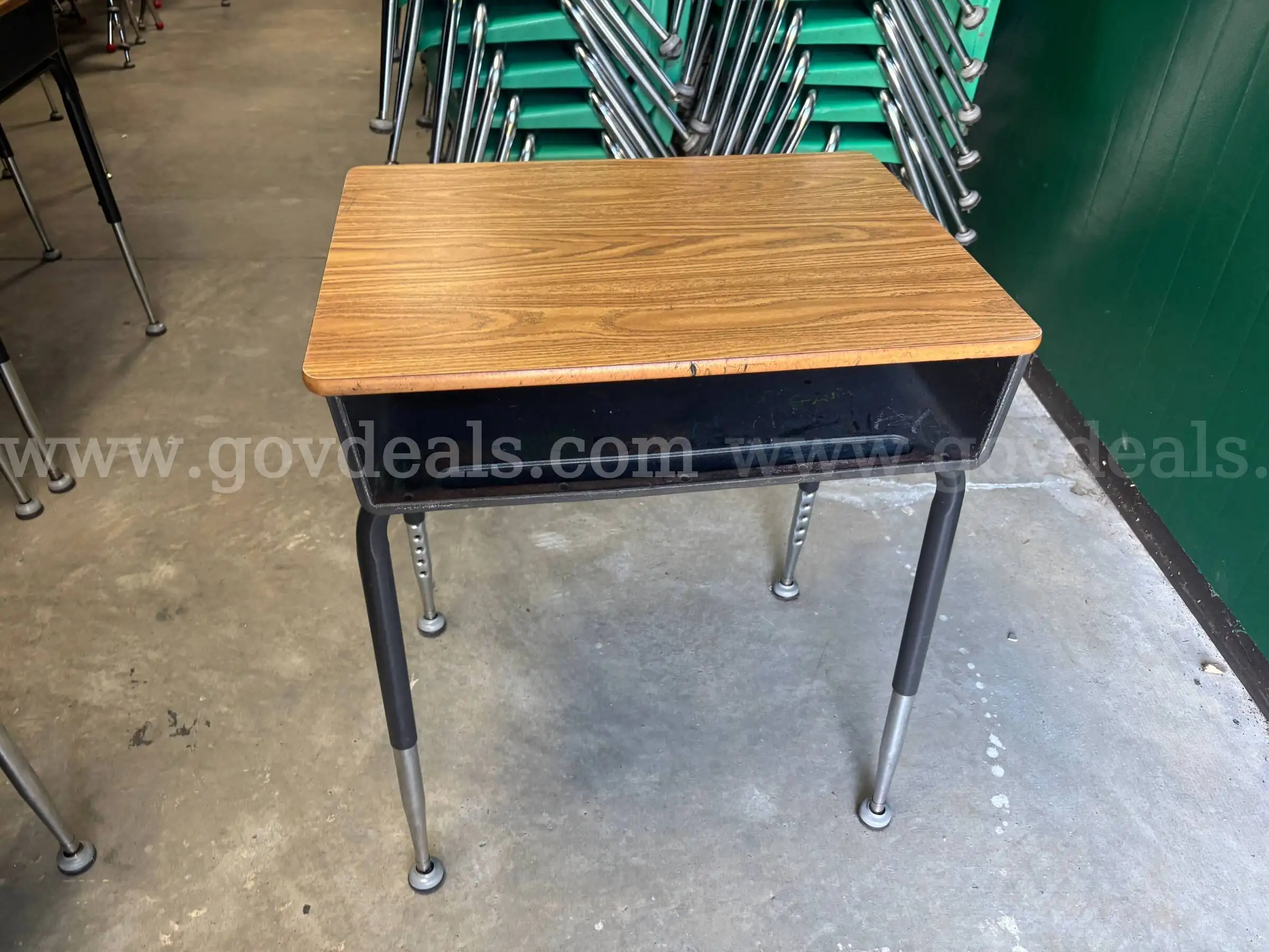 25 Student Desks