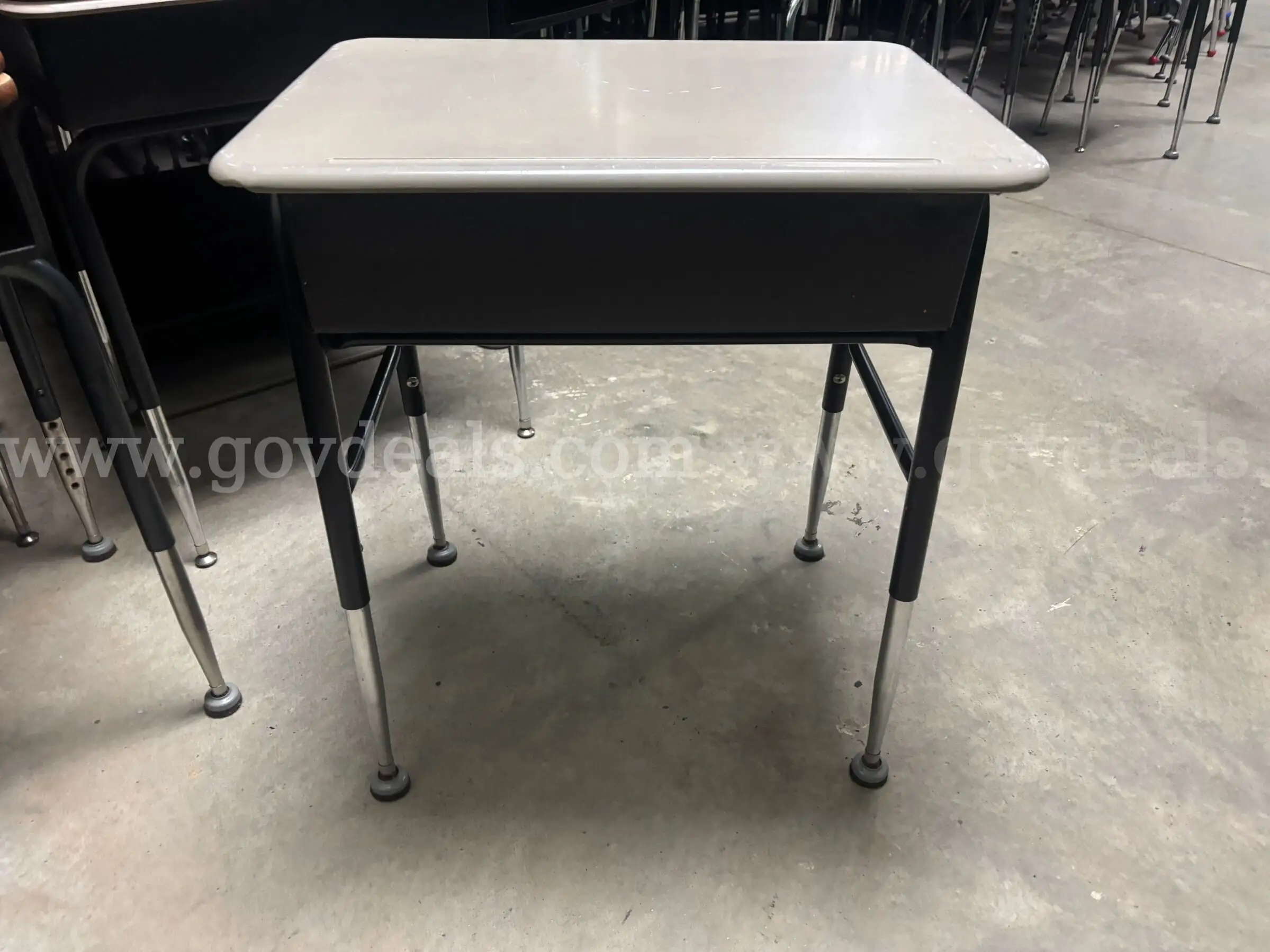 25 Student Desks