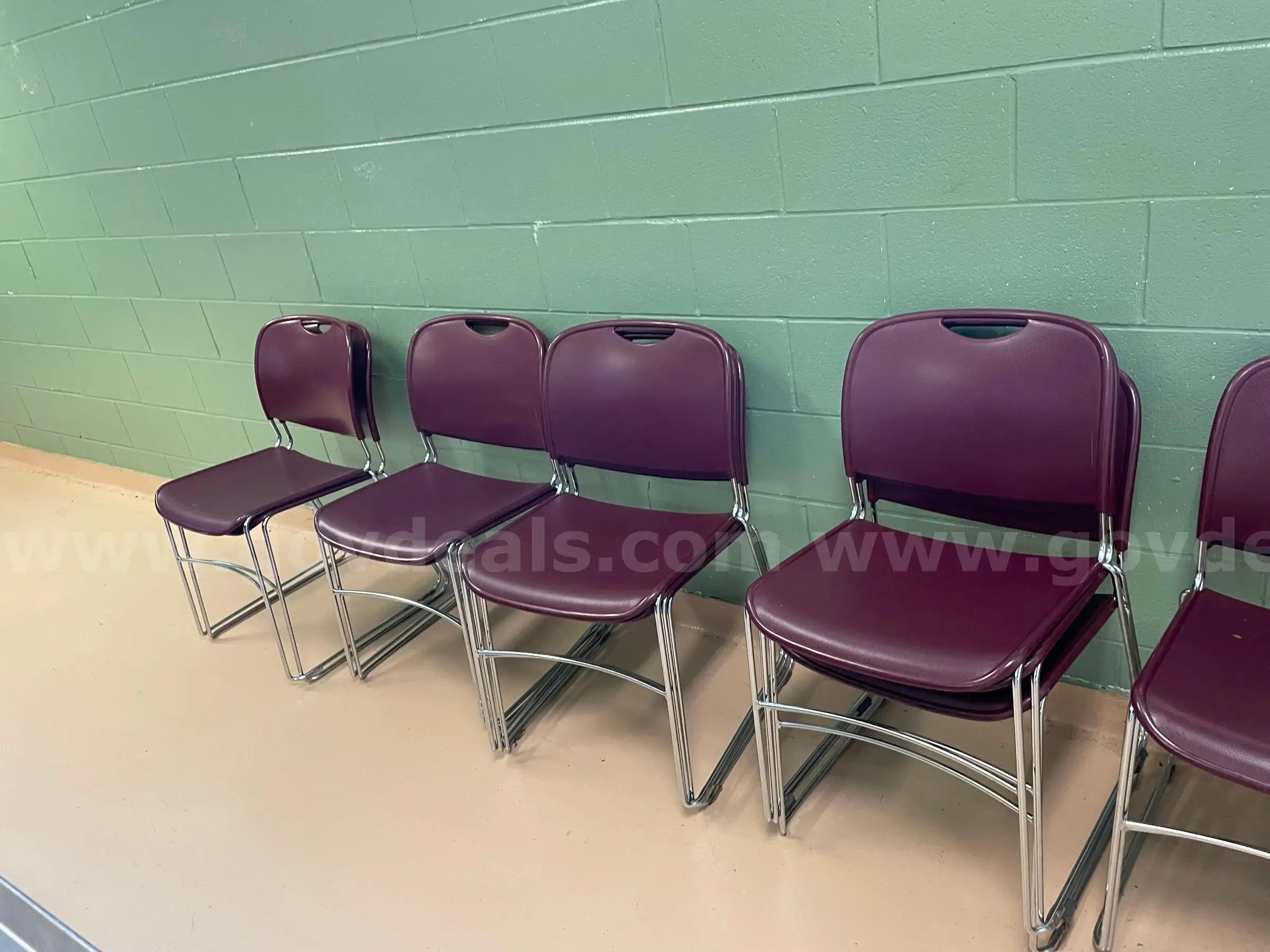 17 Chairs - Color Burgundy
