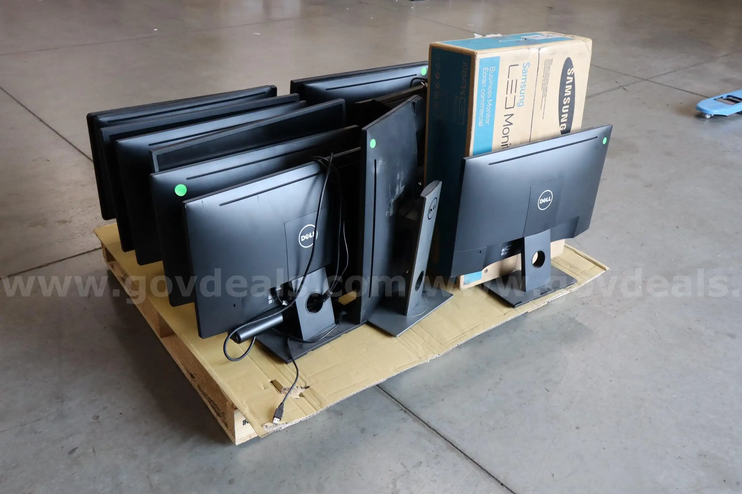 Lot of 14 Dell 22 Monitors (Various models)