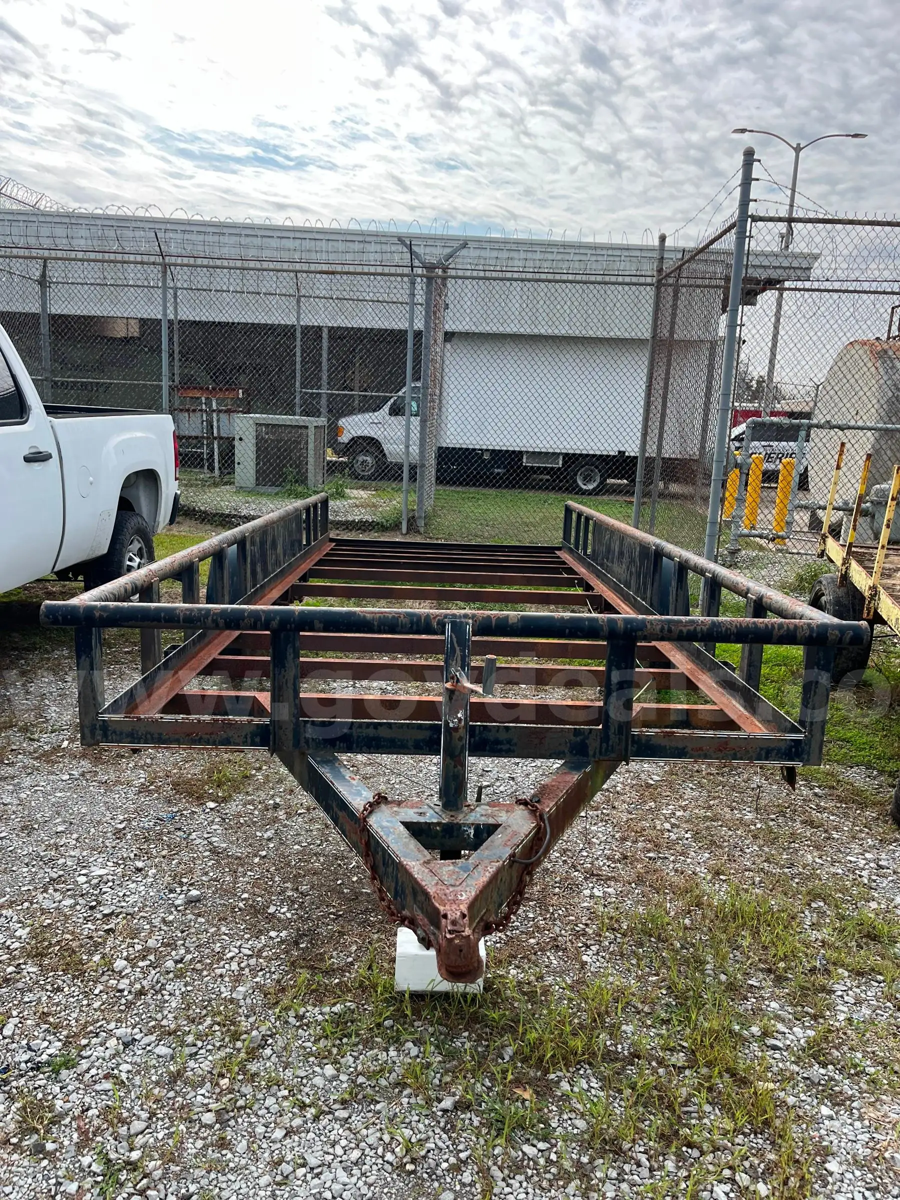 Heavy duty tandem axle utility trailer