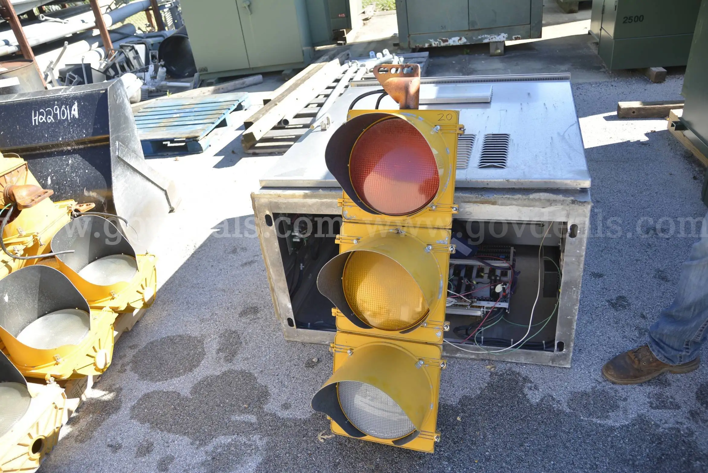 Three light Traffic Signal. Stop Light. Item #20
