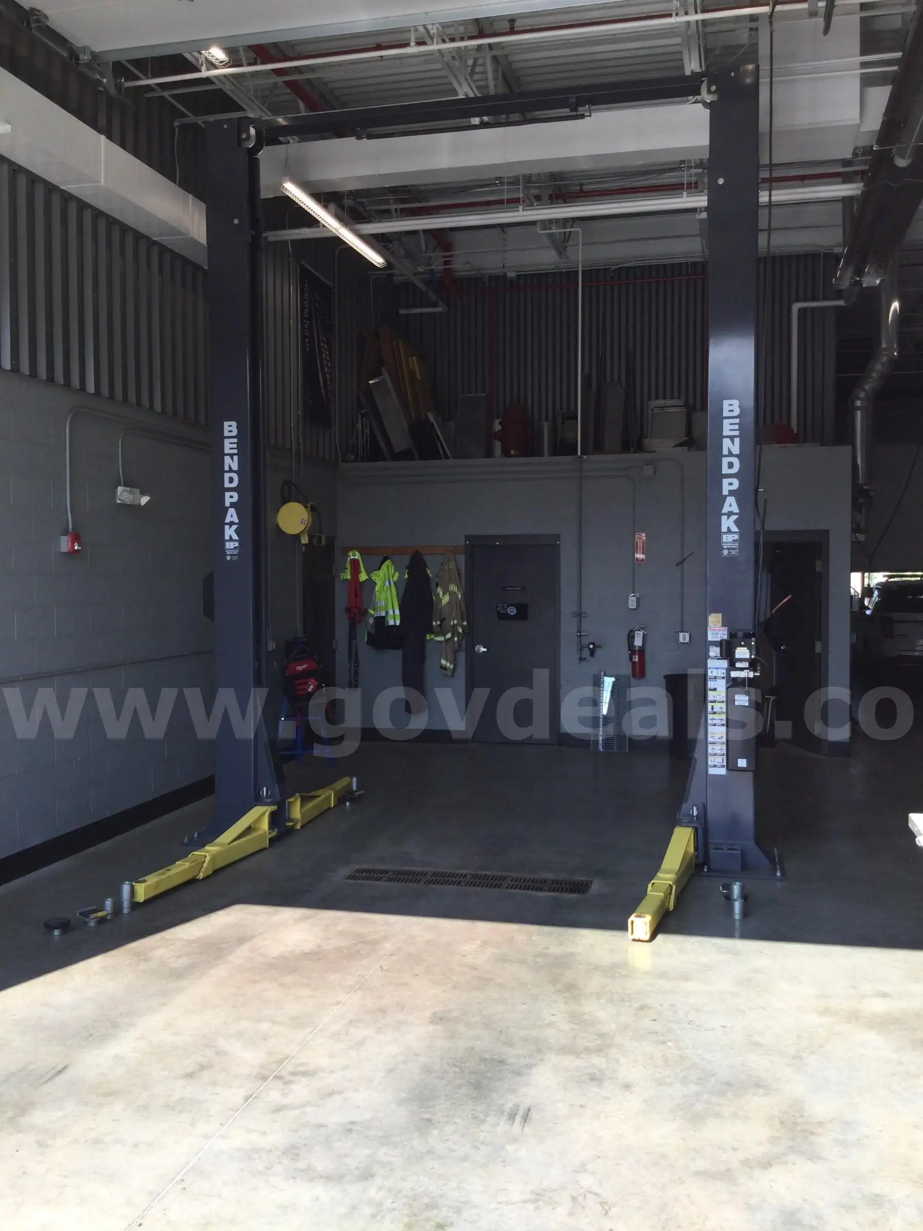 Bendpak 18 000lb 2-post lift