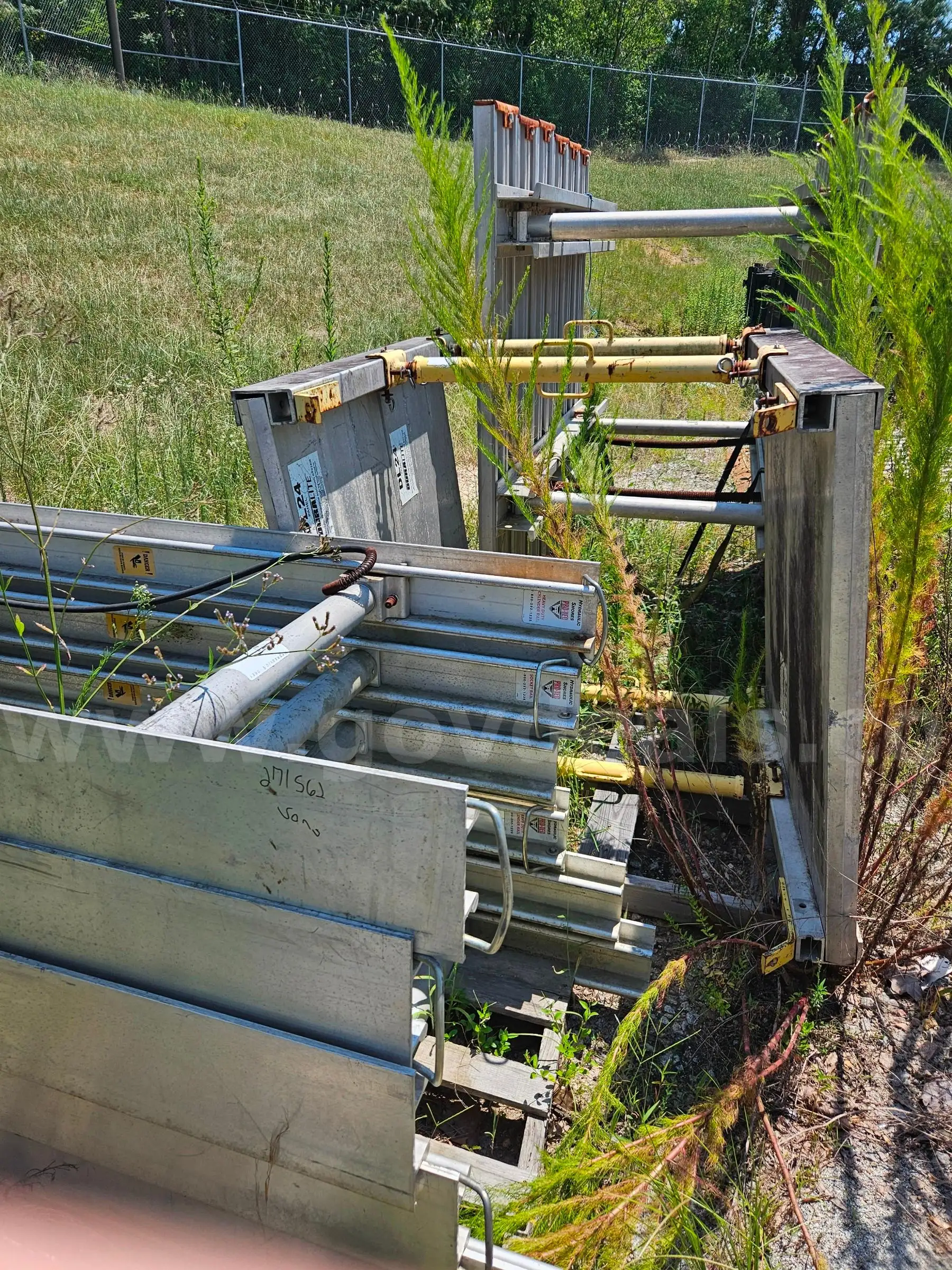 3Ft Trench Box w Hydraulic Pump and 4Ft Hydraulic Shoring System