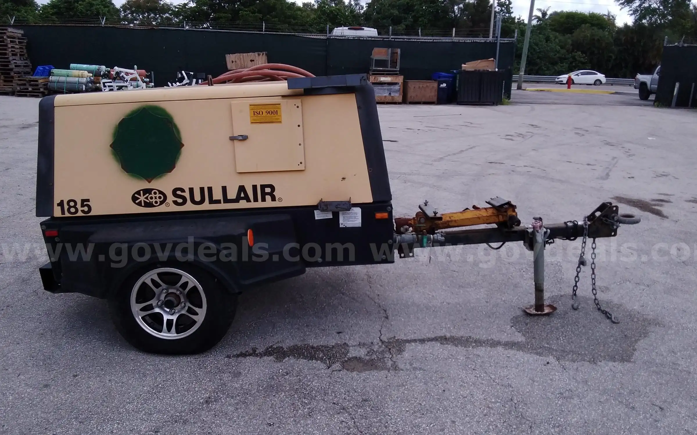 24-1543 2007 Sullair 185 towable portable air compressor powered by a John Deere Diesel 2.4L.
