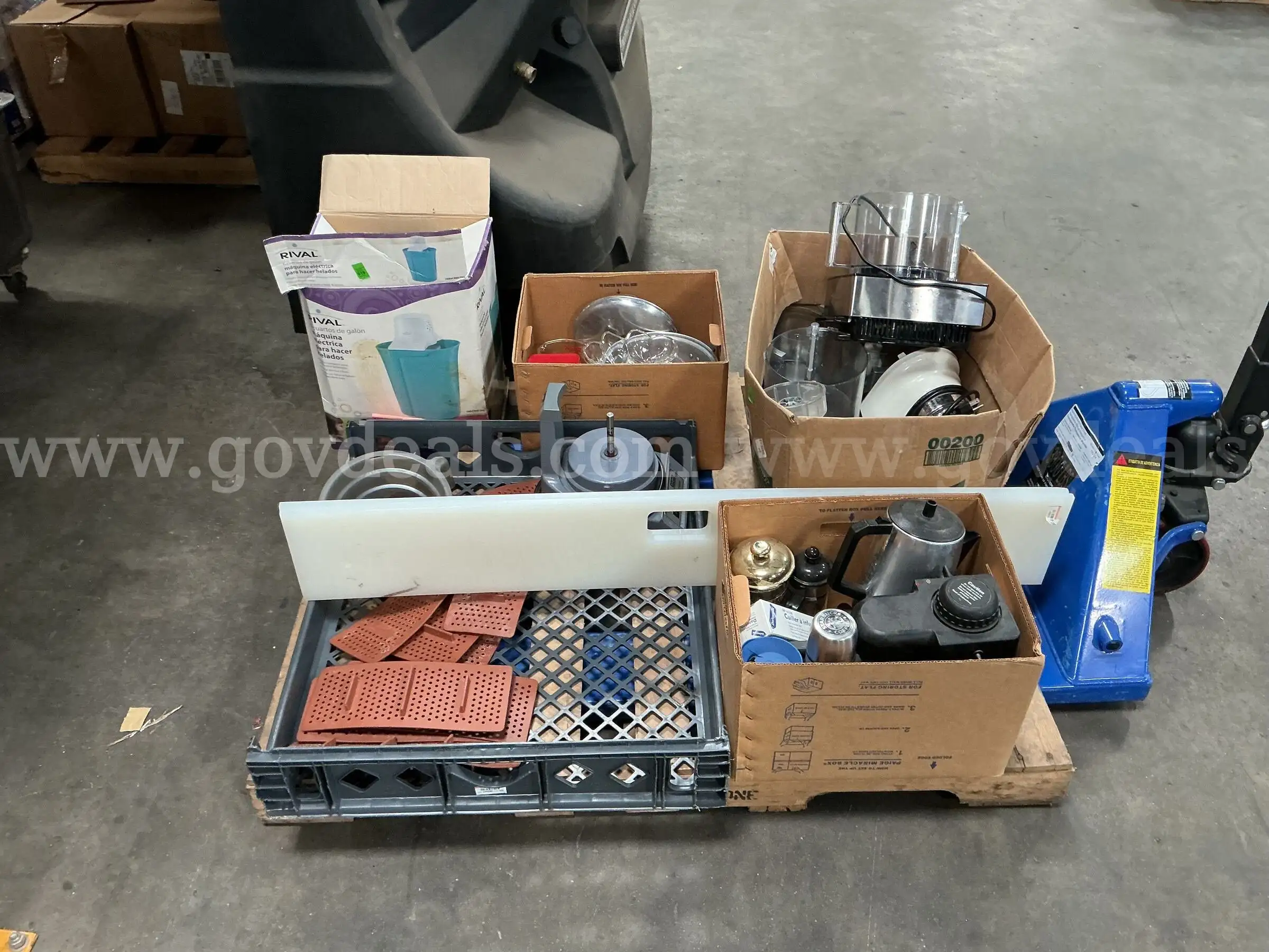 Pallet of Kitchen Items
