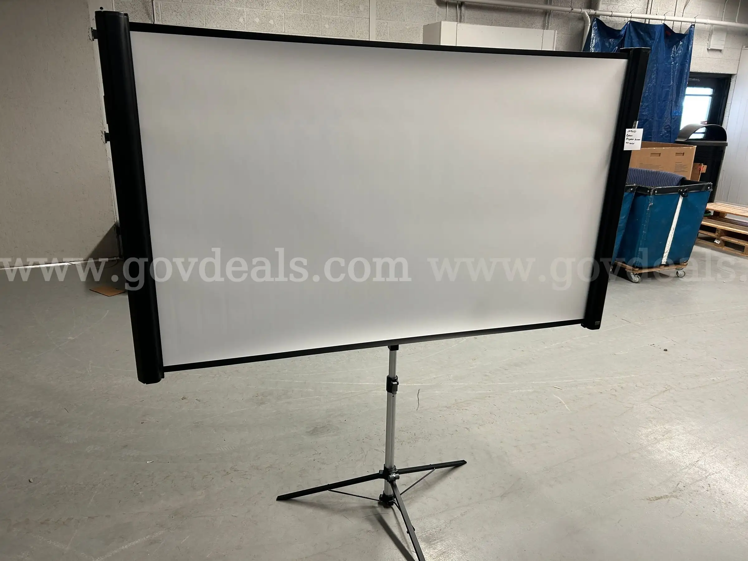 Projector screen