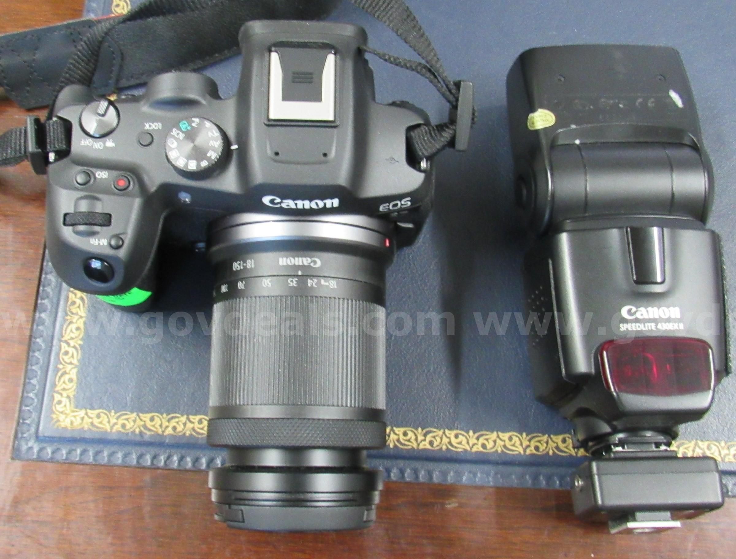 Canon EOS-R7 w Speedlite 430 EX2 Flash U3619