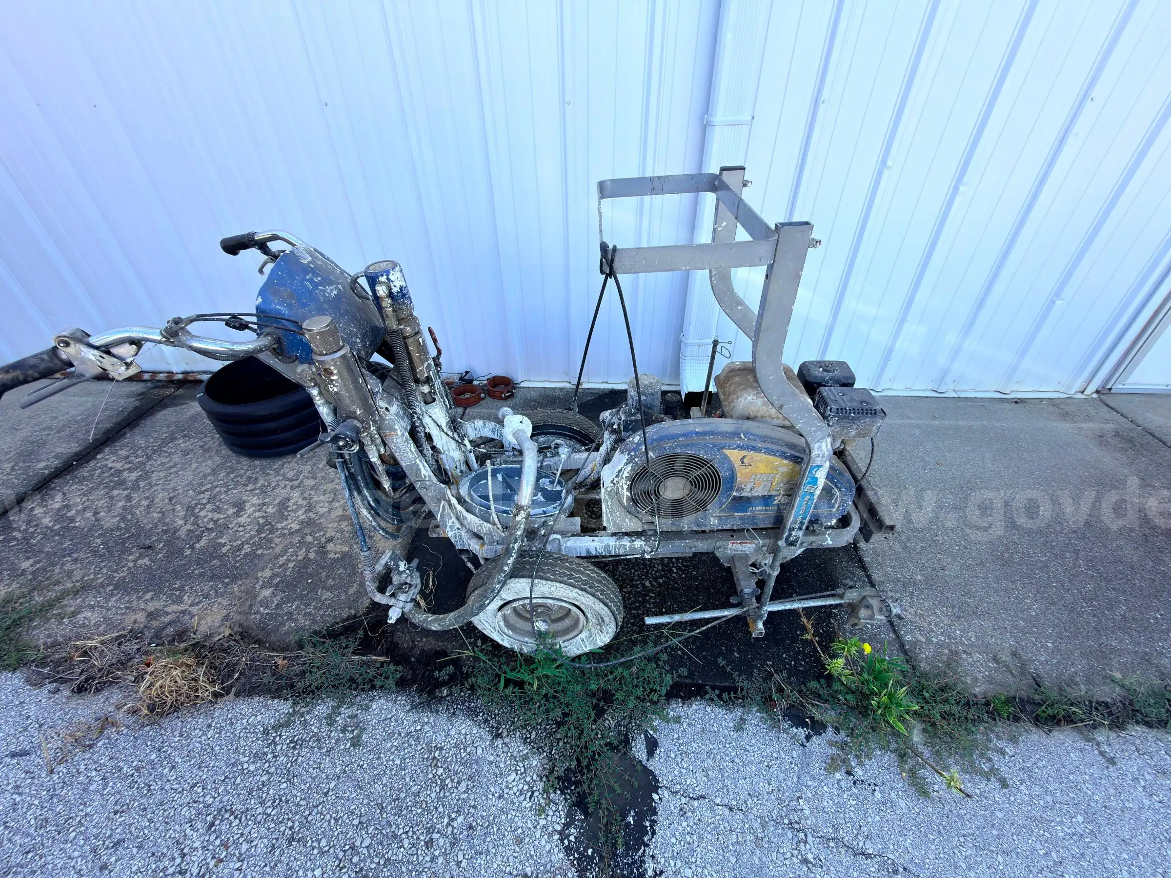GRACO LINELAZER IV 200HS GAS-POWERED LINE STRIPER PAVEMENT MARKING MACHINE