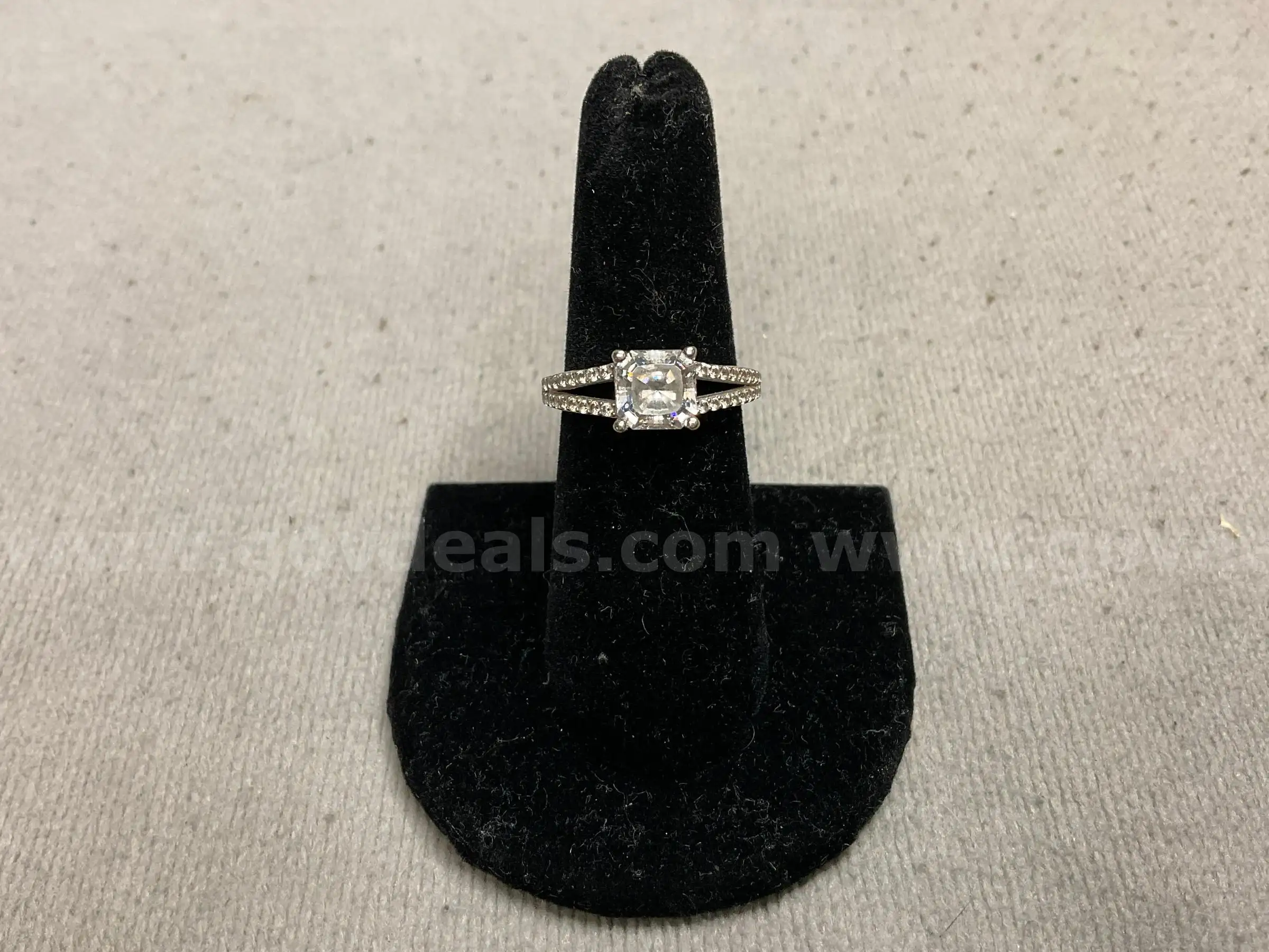 Gold Ring With Stones Size 7 4.99 Grams