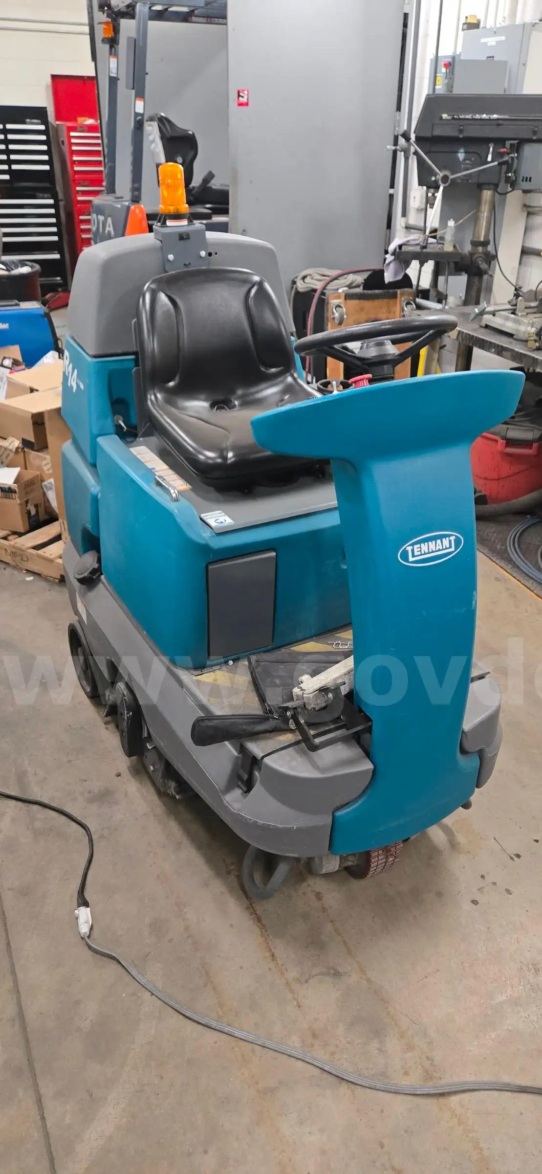 Tennant R14 ReadySpace Rider Carpet Extractor