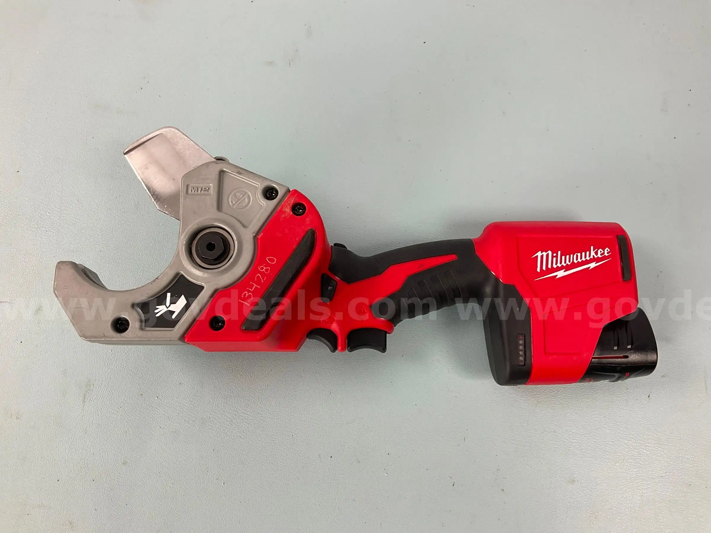 Milwaukee Plastic Pipe Shear CAT NO. 2470-20 with Battery CAT NO. 48-11-2401 (Untested)