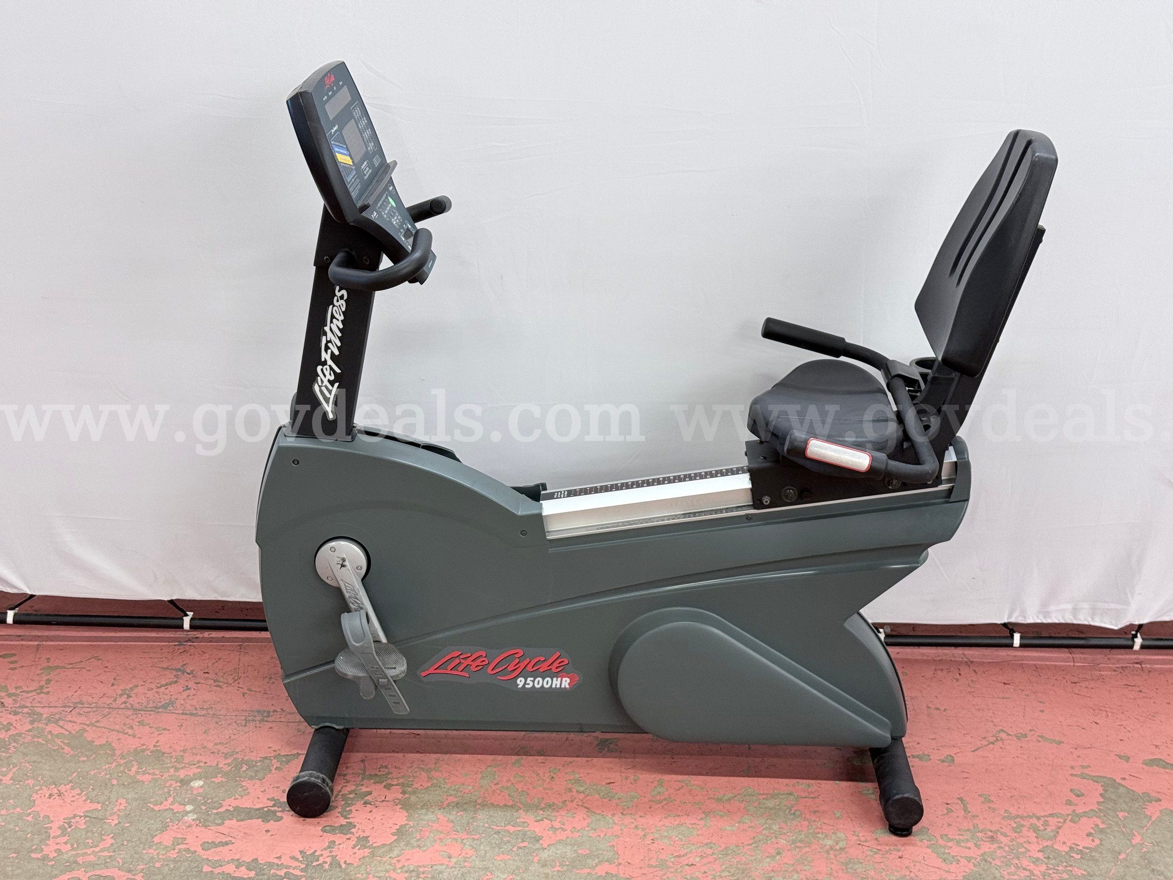 Life Cycle 9500HR Recumbent Exercise Bike Model LC95RS-0109-05 (Powers On Cracked Damaged Plastic)