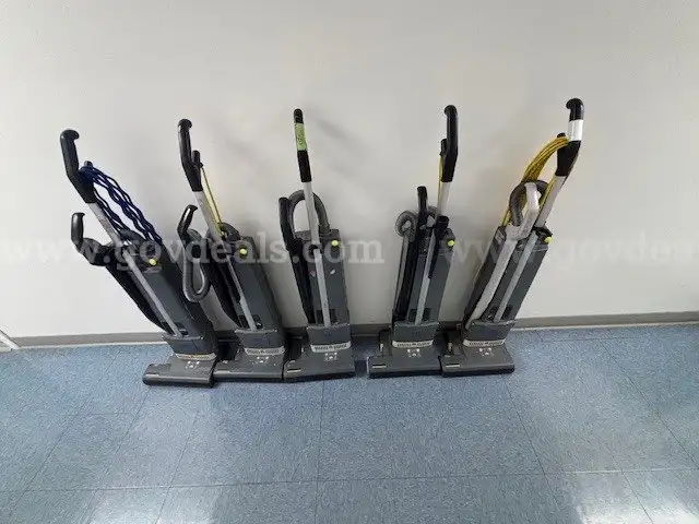 Lot of 5 Windsor VS14 Vacuums