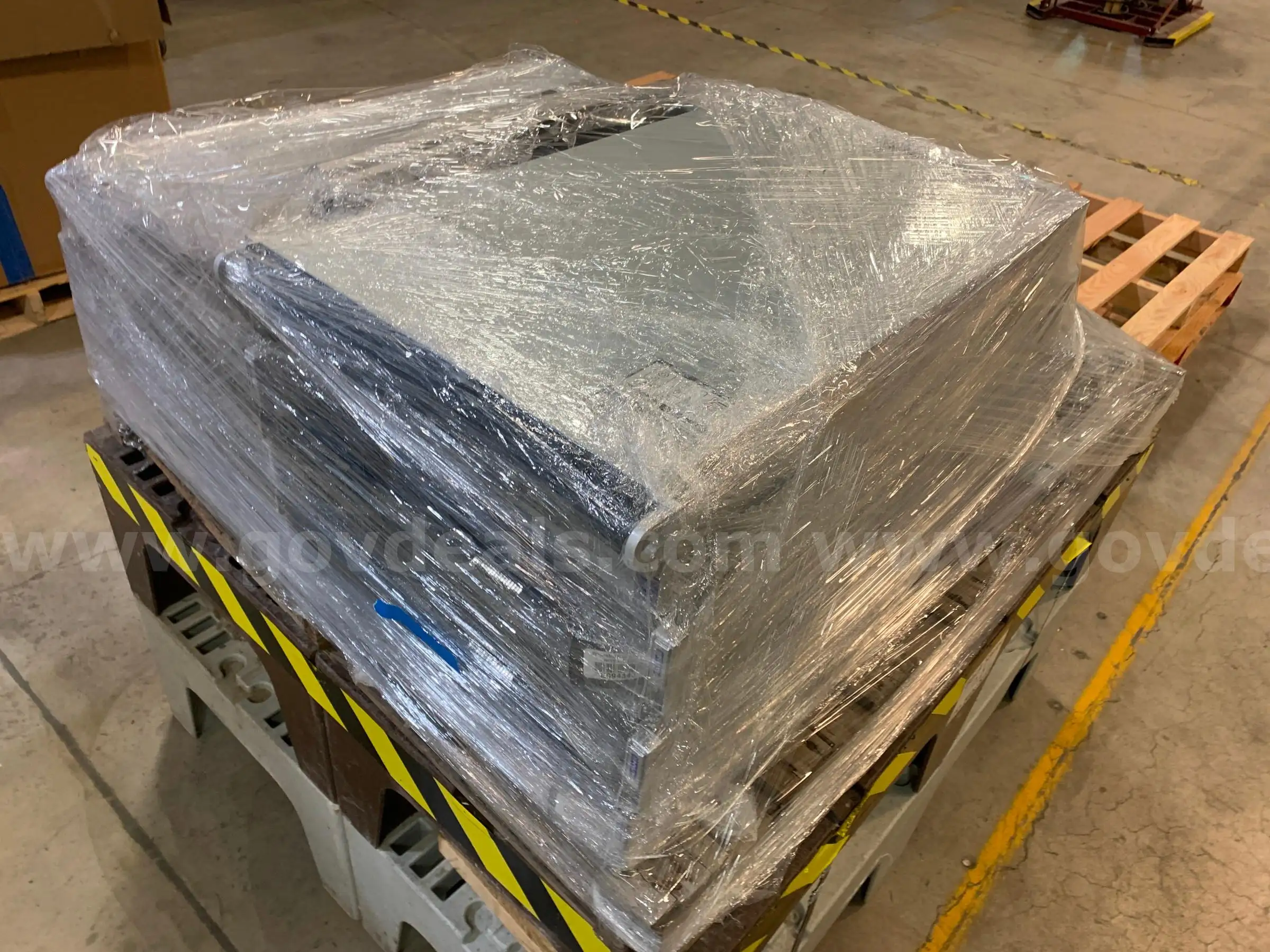 Pallet of Server Equipment (ID #46814) (J1-6L) (26-1531-1) 140