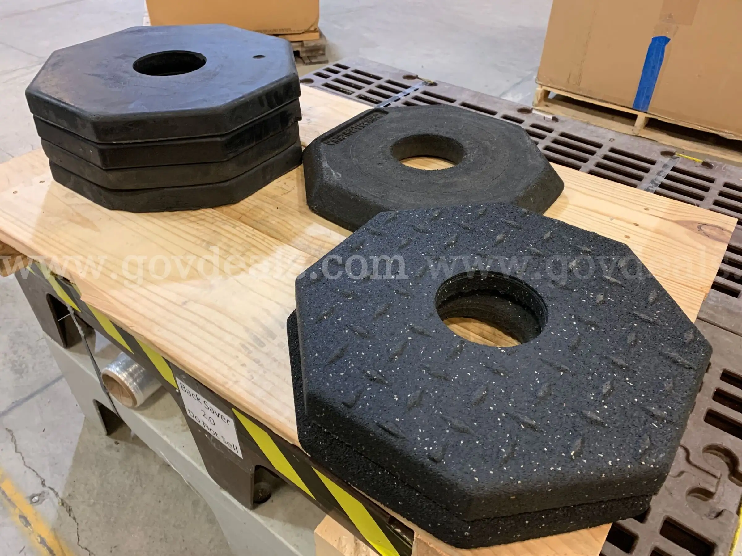 Pallet of Delineator Post Bases (ID #48247) (J2-4R) (26-2729-2) 240