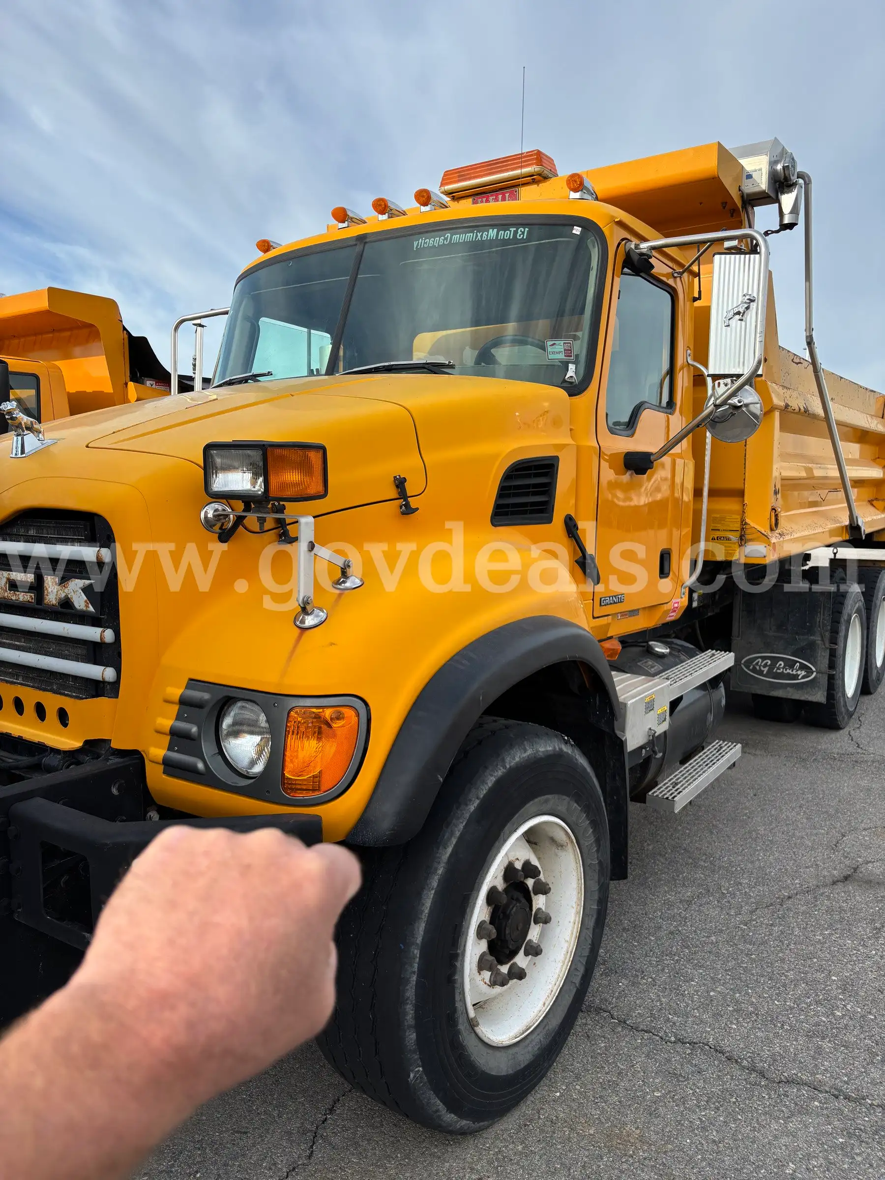 2003 MACK CV713