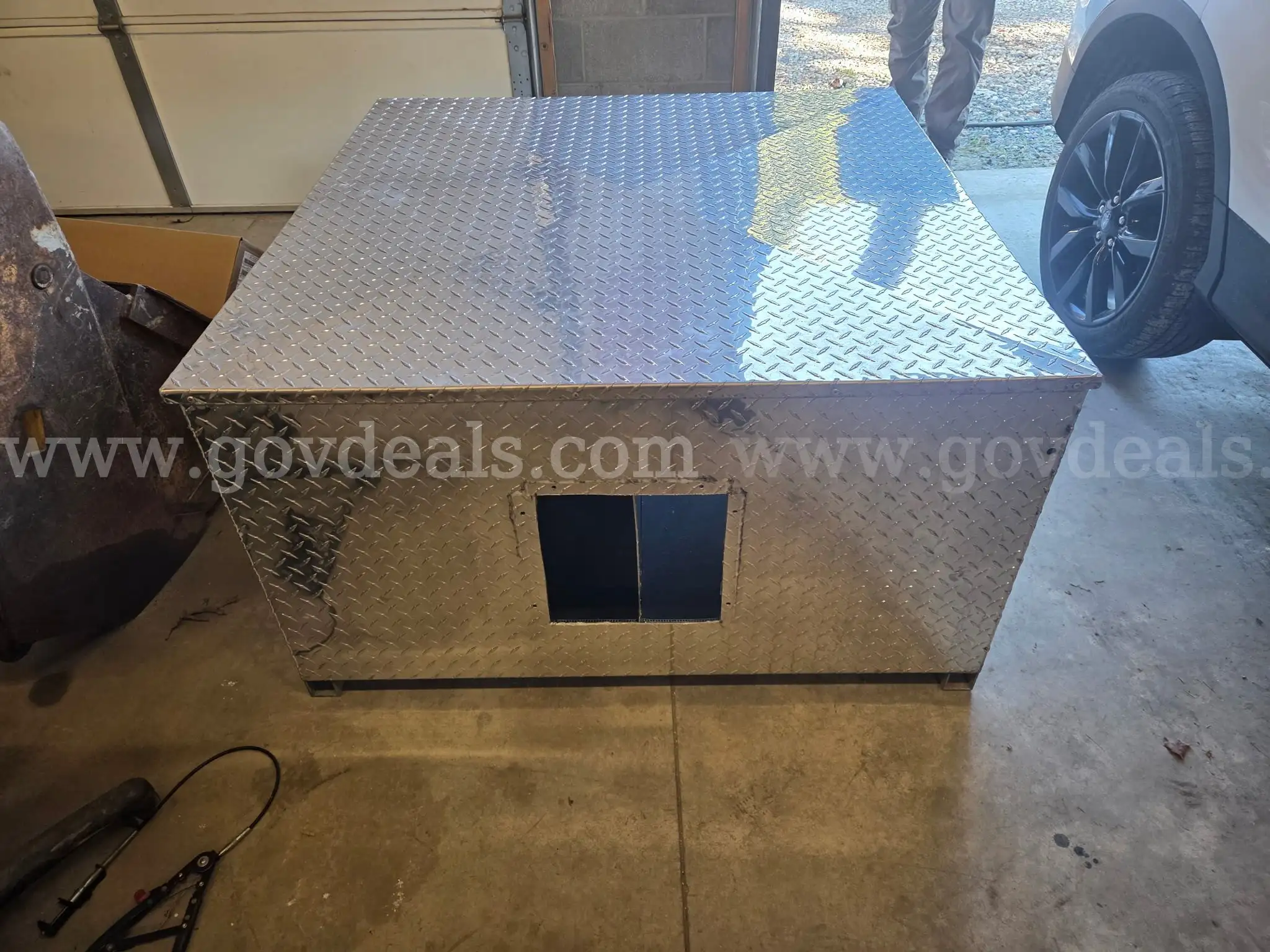 ALUMINUM ANIMAL CARRIER BOX