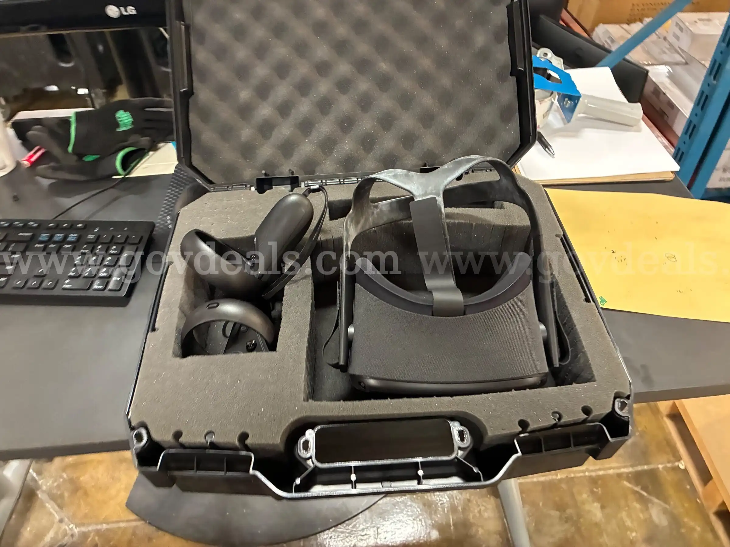 Oculus Quest VR Headset and Controllers